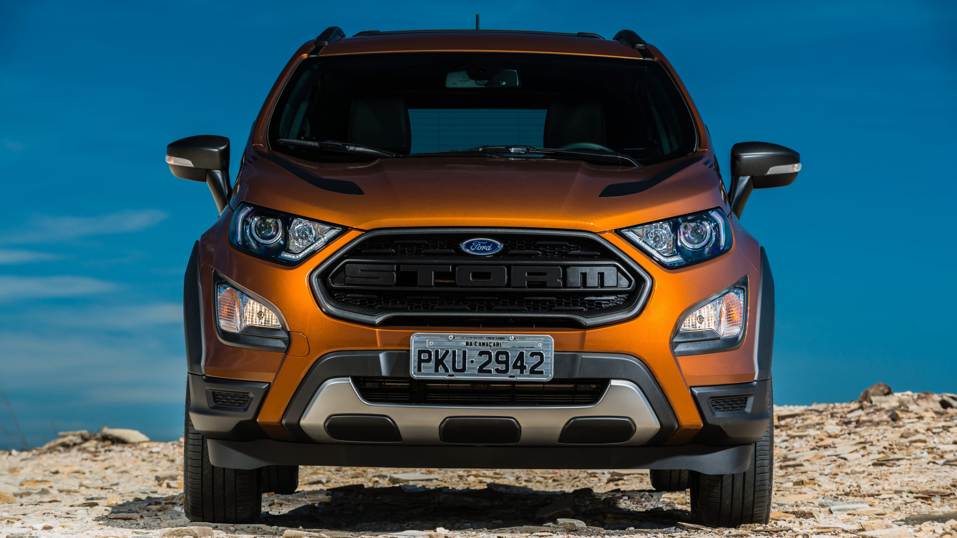 Оранжевый автомобиль Ford EcoSport, 2018 вид спереди