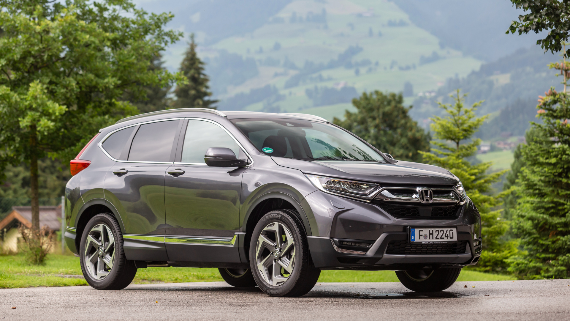 Серебристый внедорожник Honda  CR-V, 2018 года