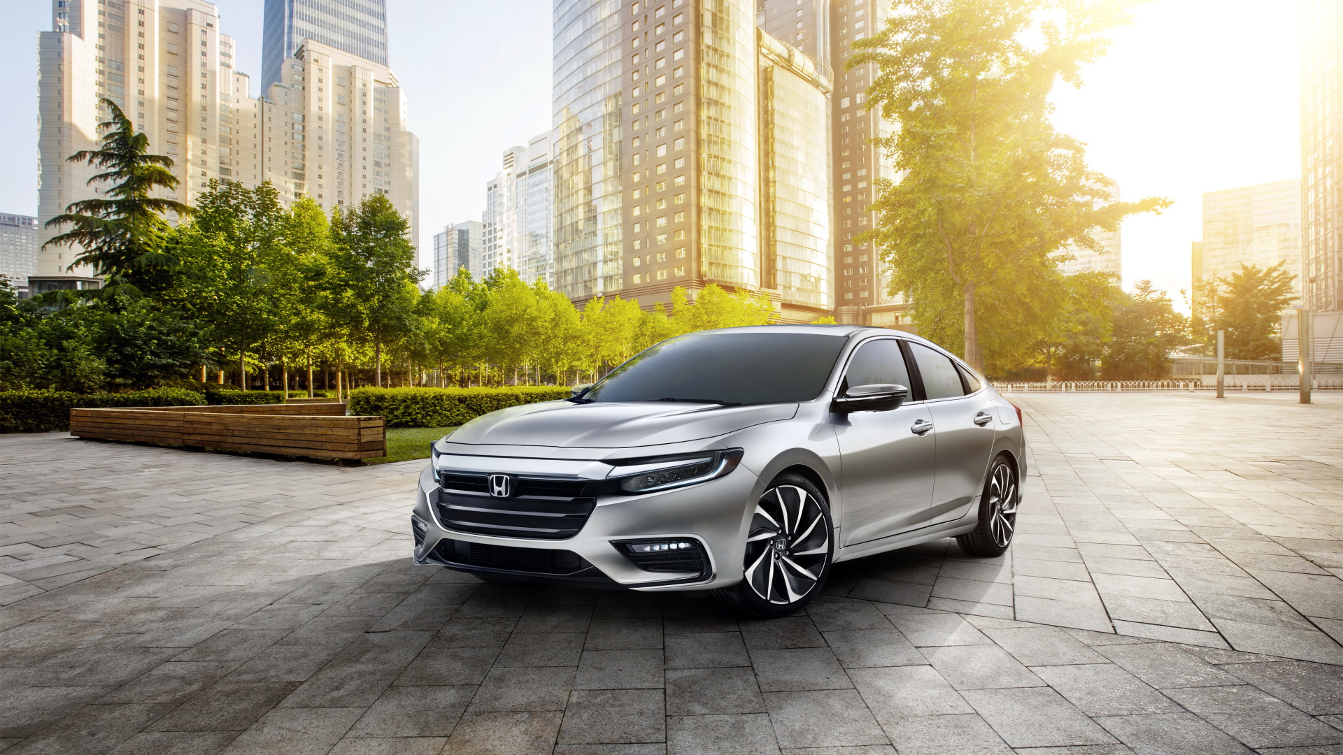 Серебристый автомобиль Honda Insight Prototype, 2019 на фоне небоскребов