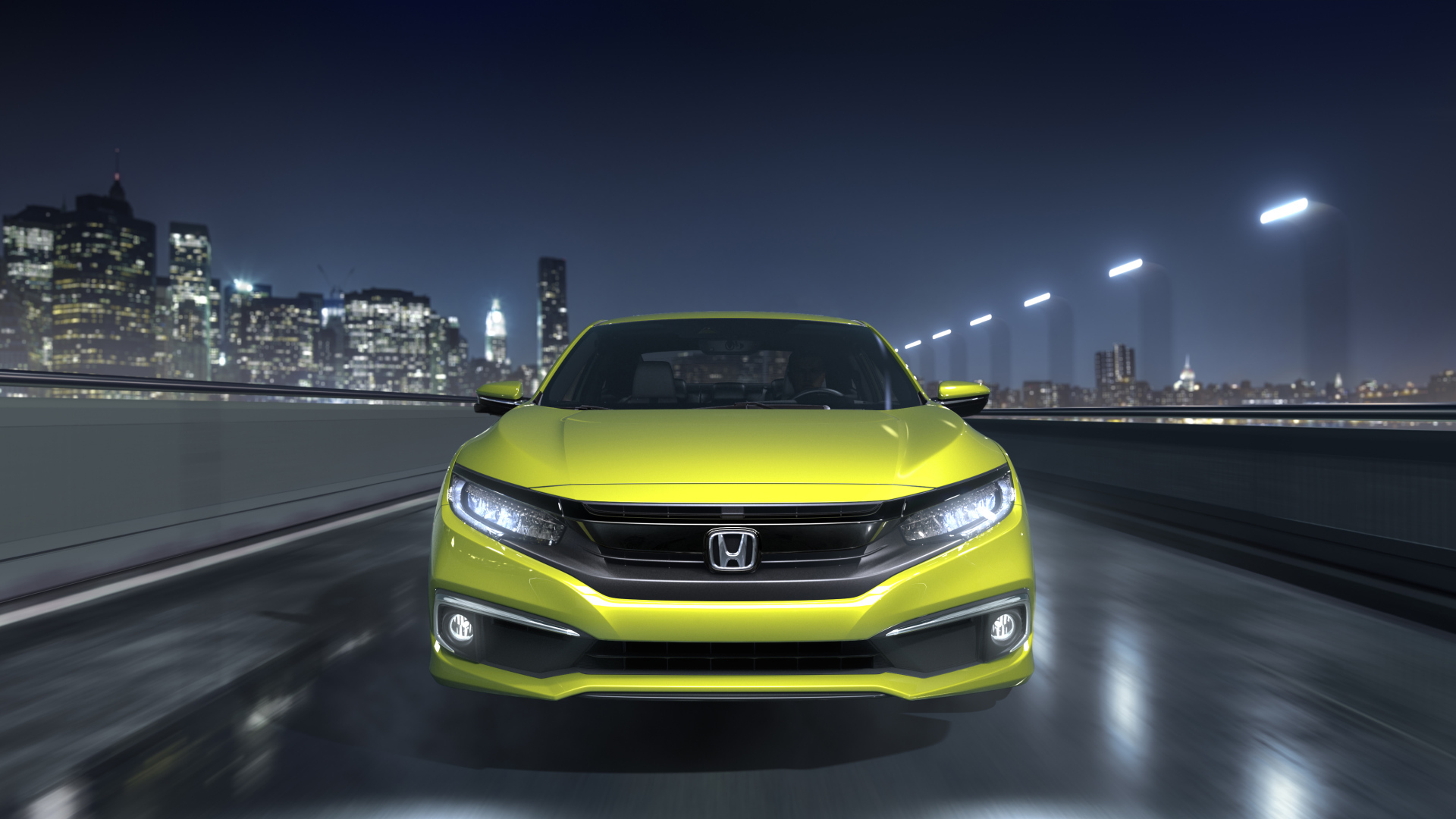 Желтый автомобиль  Honda Civic, 2019 на фоне города