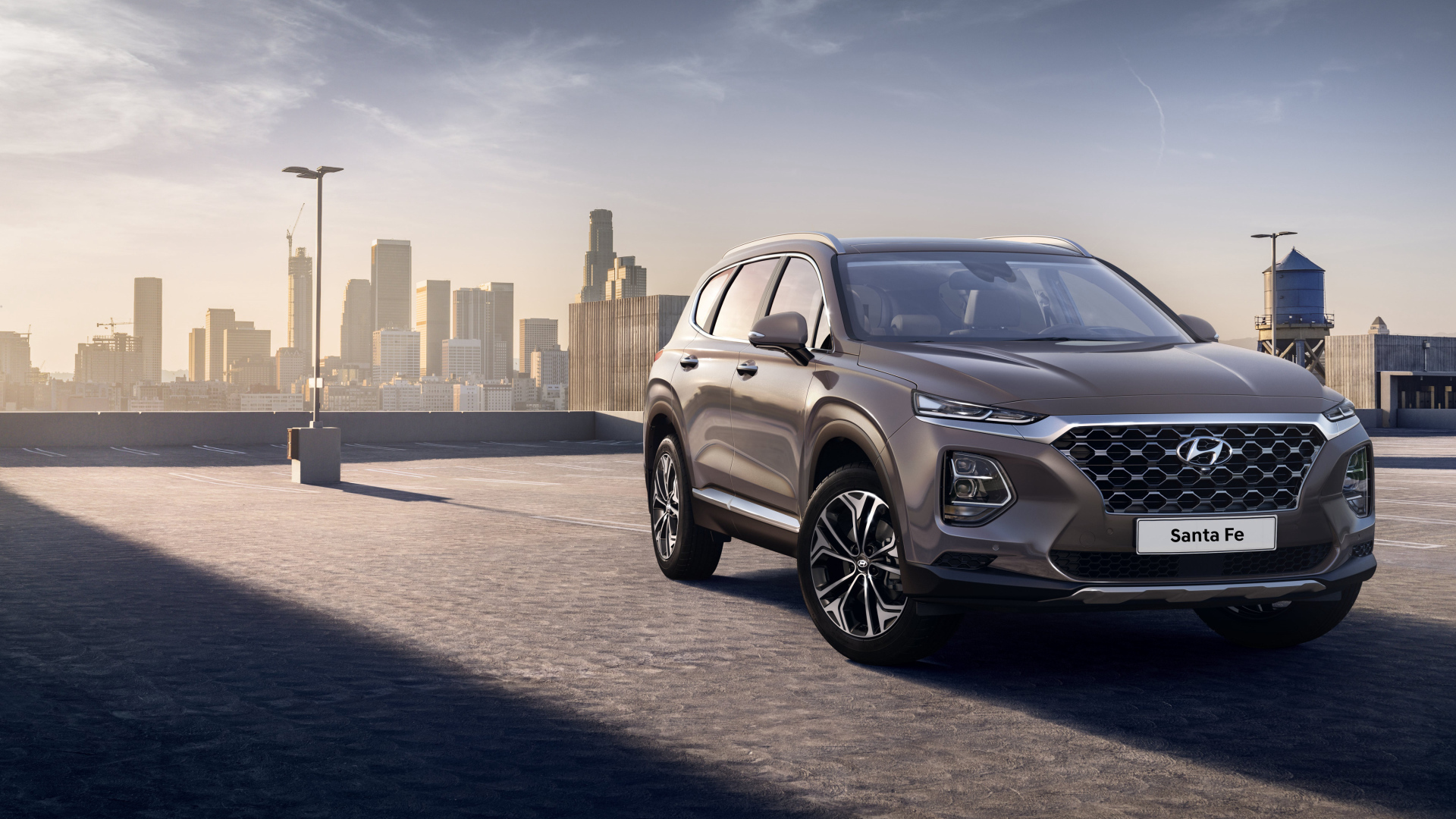 Новый внедорожник Hyundai Santa Fe, 2019 на фоне города