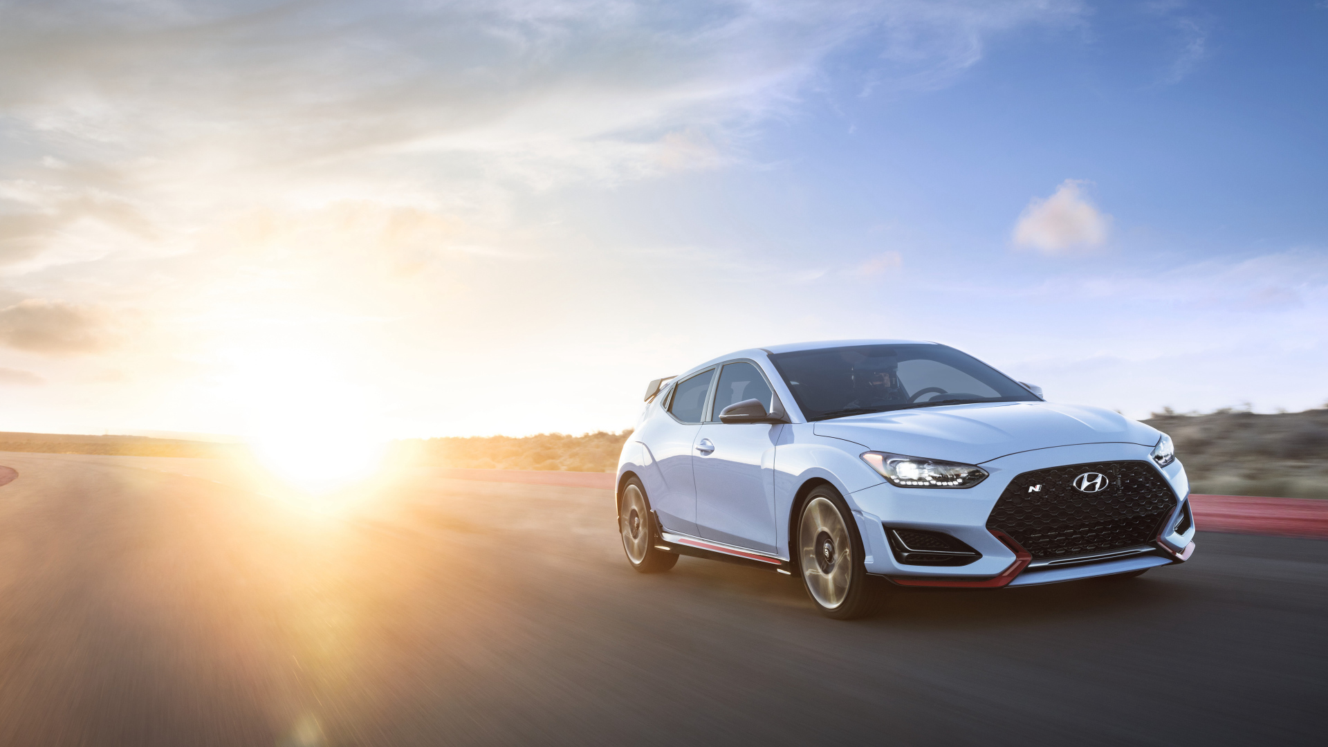 Белый автомобиль Hyundai Veloster N 2, 2019 на фоне солнца