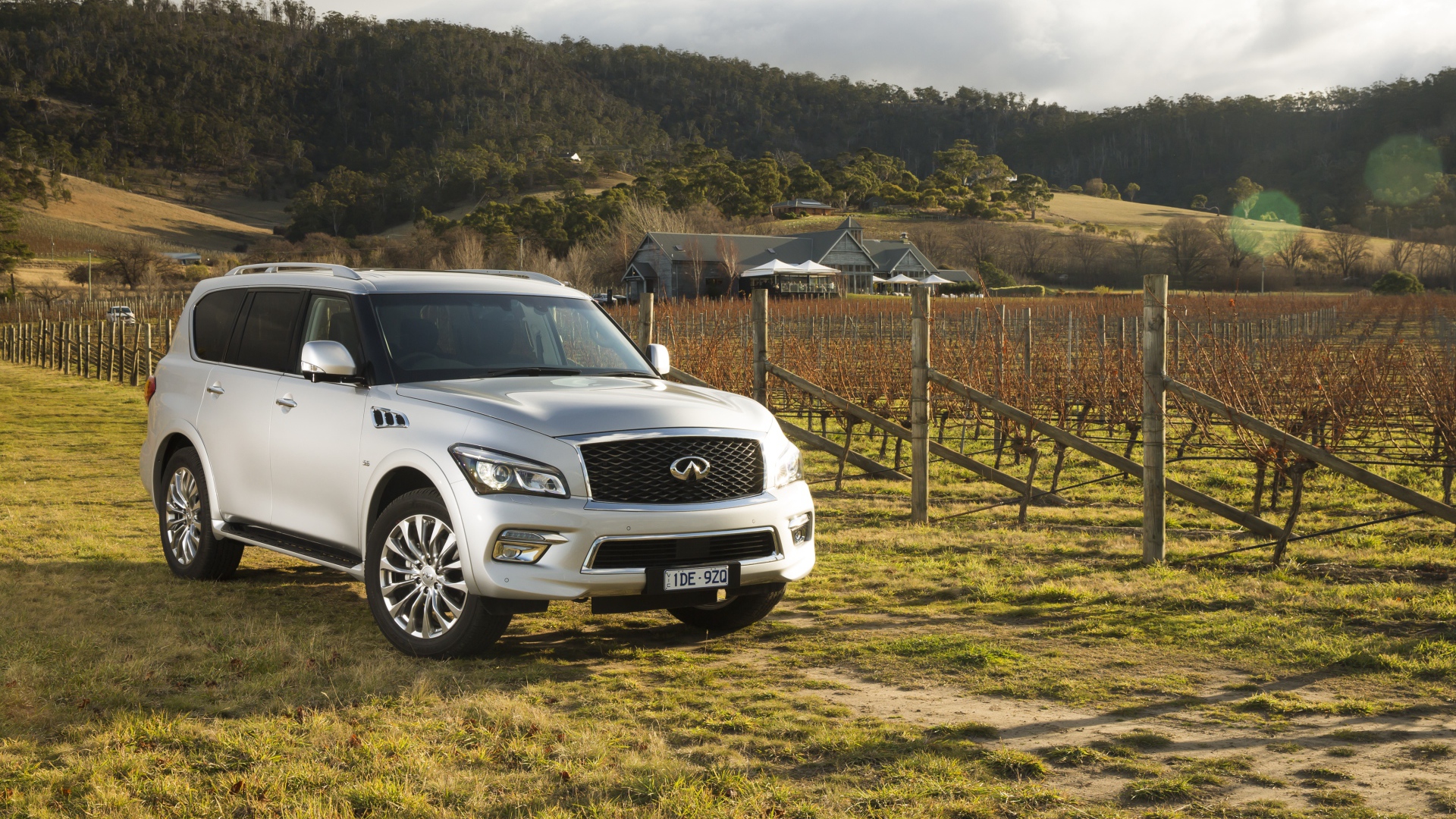 Серебристый автомобиль Infiniti QX80 на ферме