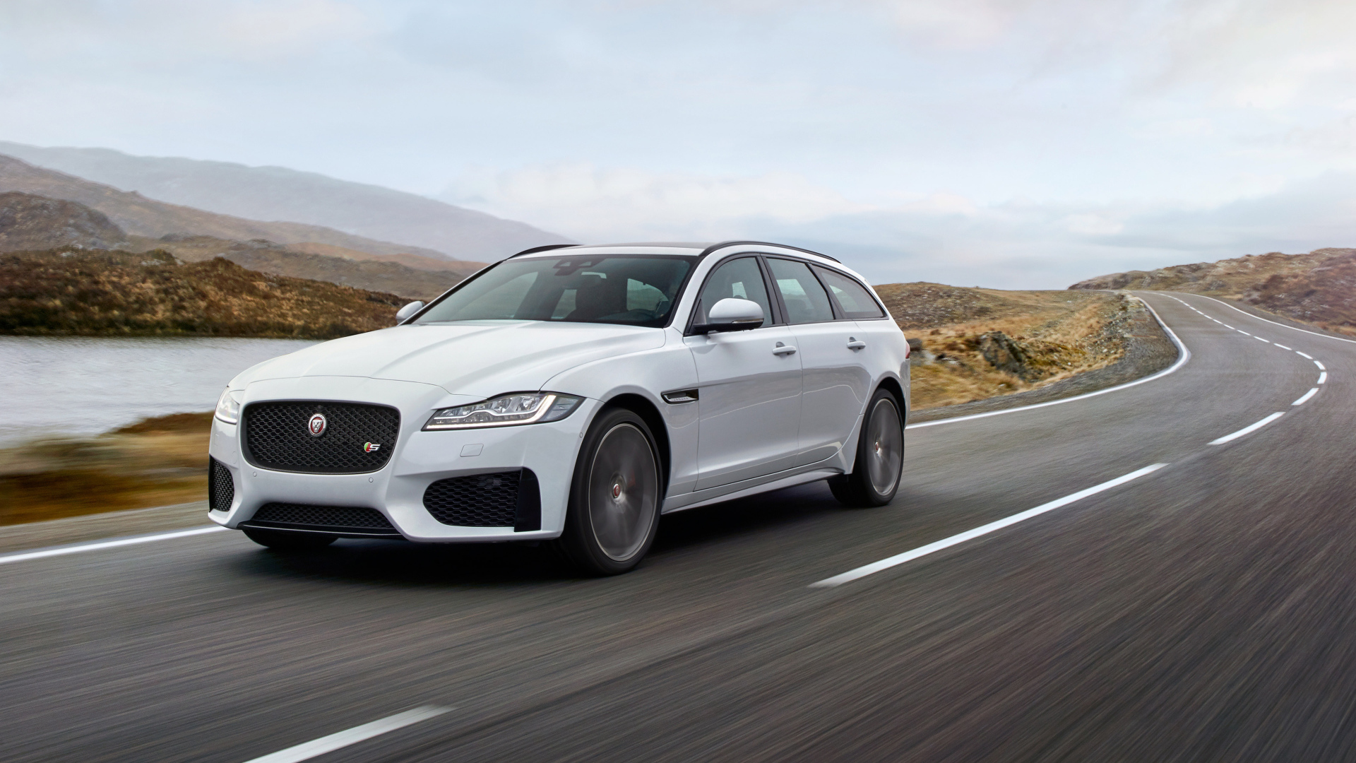 Автомобиль Jaguar XF S Sportbrake, 2017 года на трассе