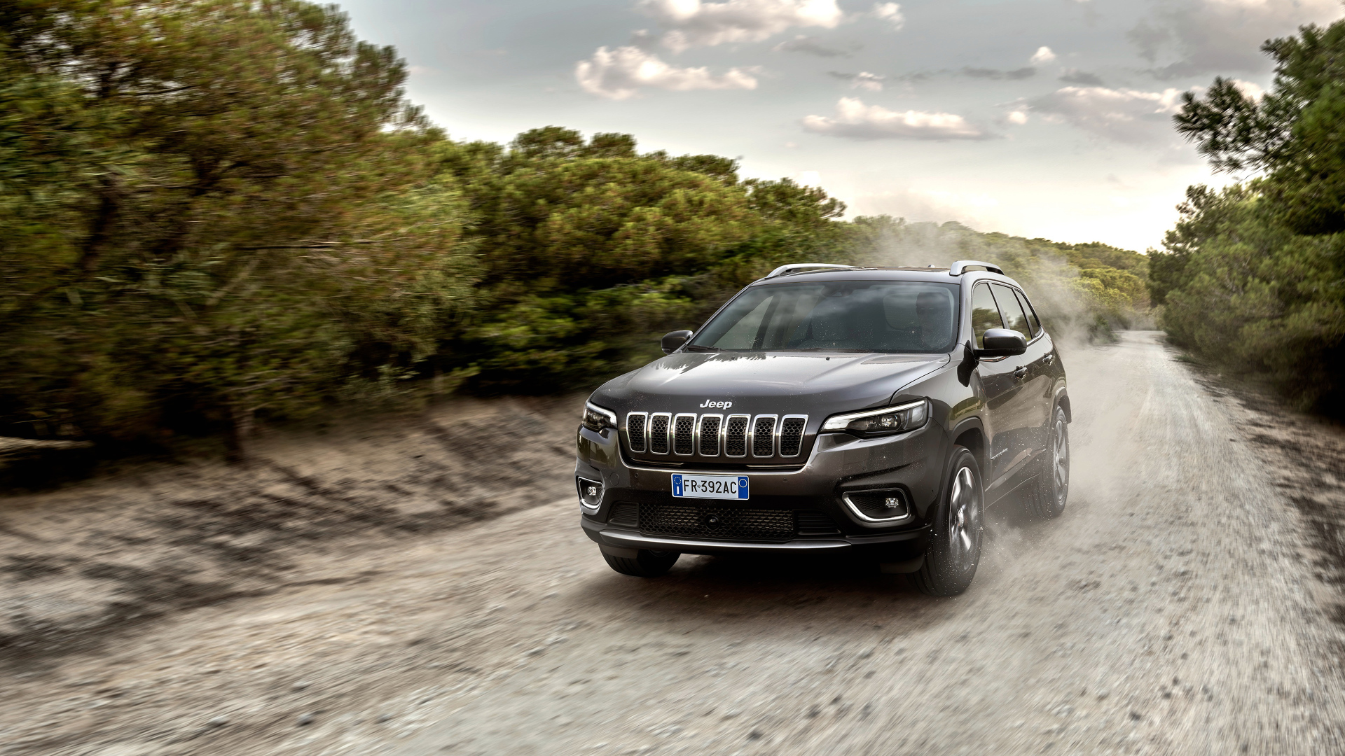 Черный внедорожник Jeep Cherokee Limited 2018 года