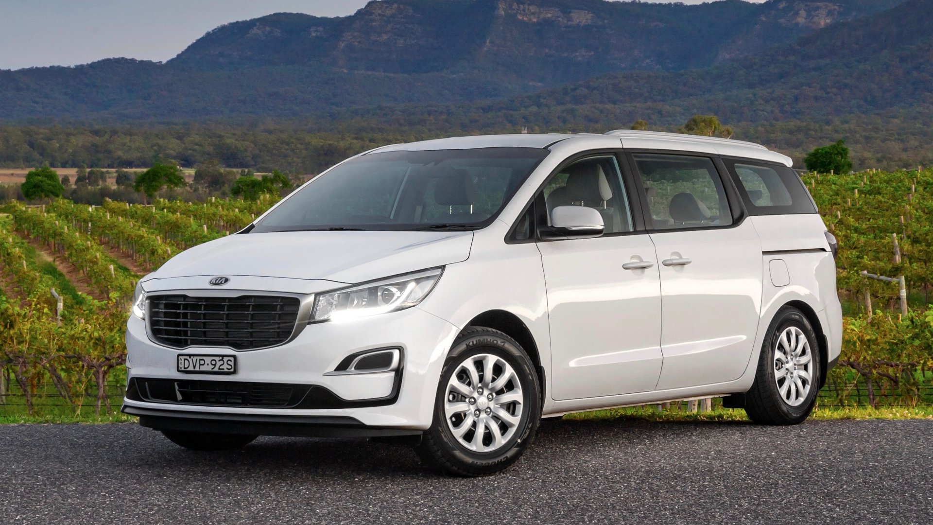 Белый внедорожник Kia Carnival 2019 года