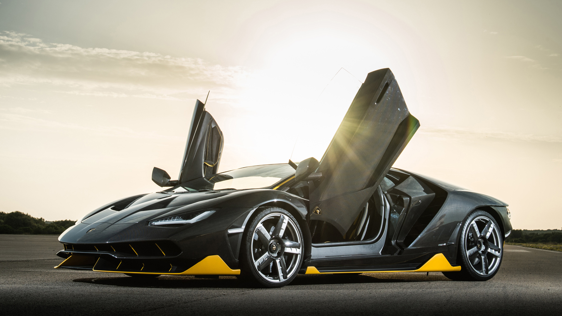 Спортивный автомобиль Lamborghini Centenario, 2019 года с открытыми дверями