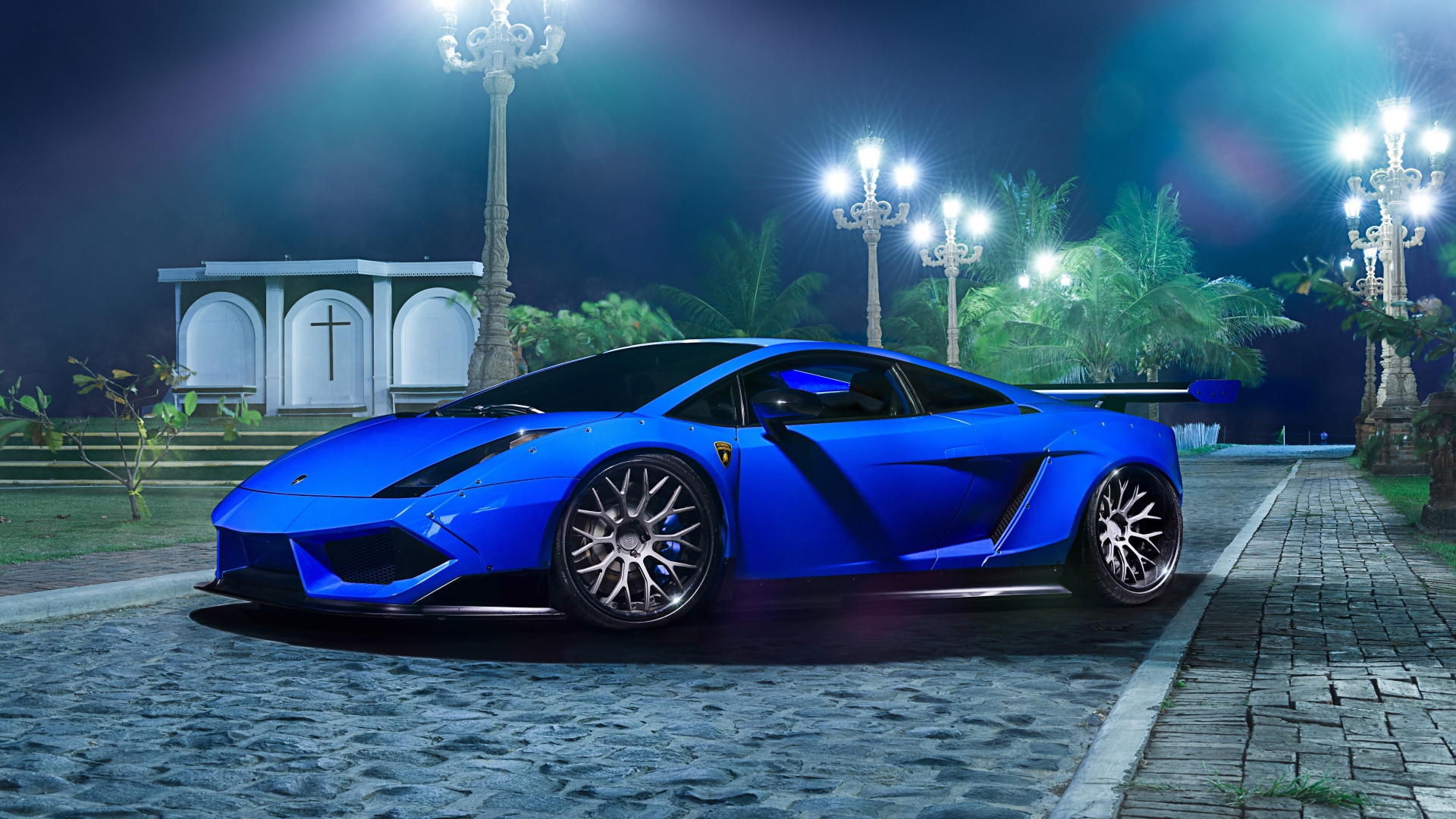 Синий автомобиль Lamborghini Gallardo 