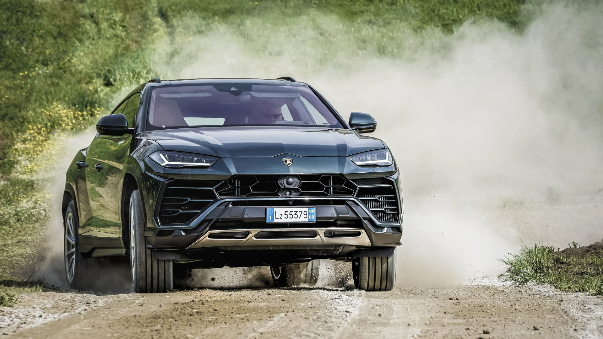 Внедорожник Lamborghini Urus 2018  года на дороге в пыли