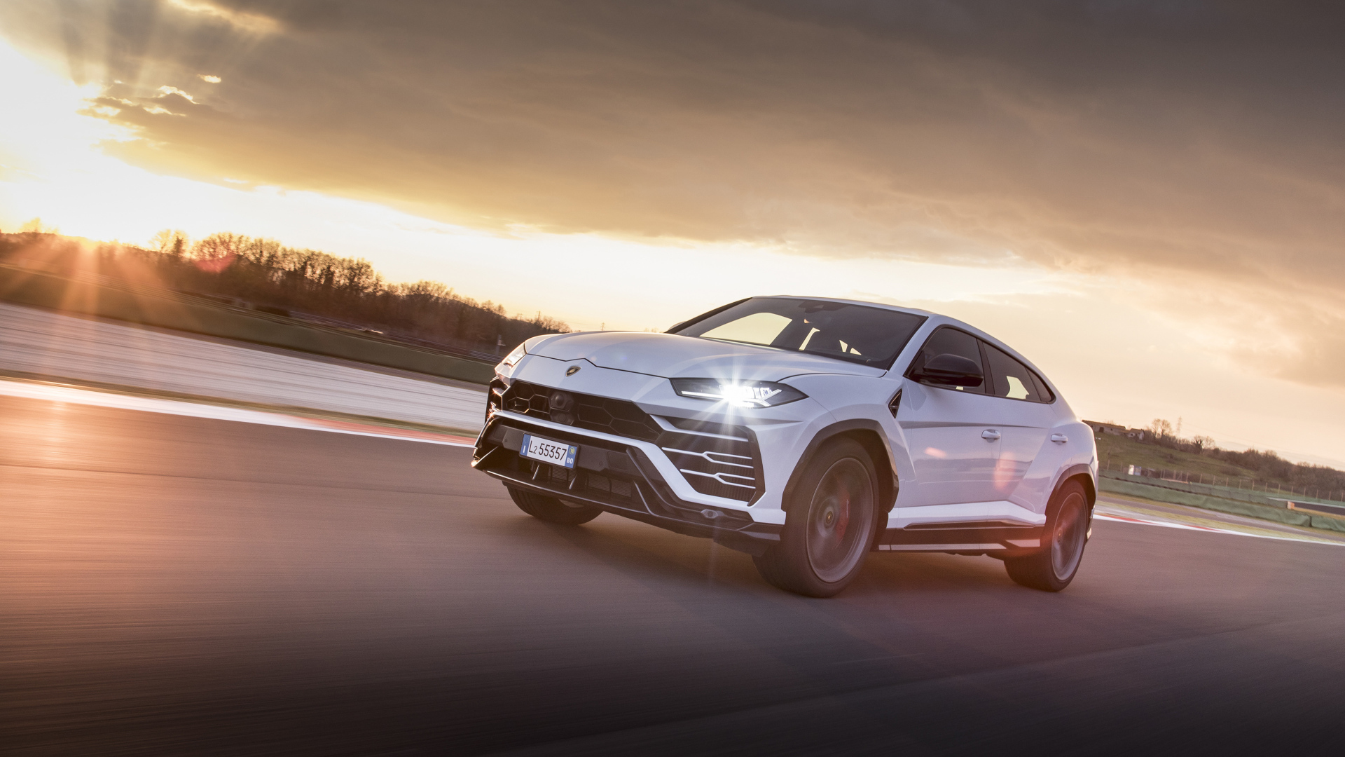 Внедорожник Lamborghini Urus 2018 года на трасс в лучах солнца