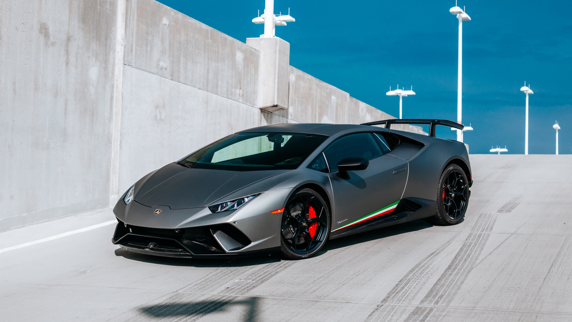 Серебристый спортивный автомобиль Lamborghini Huracan