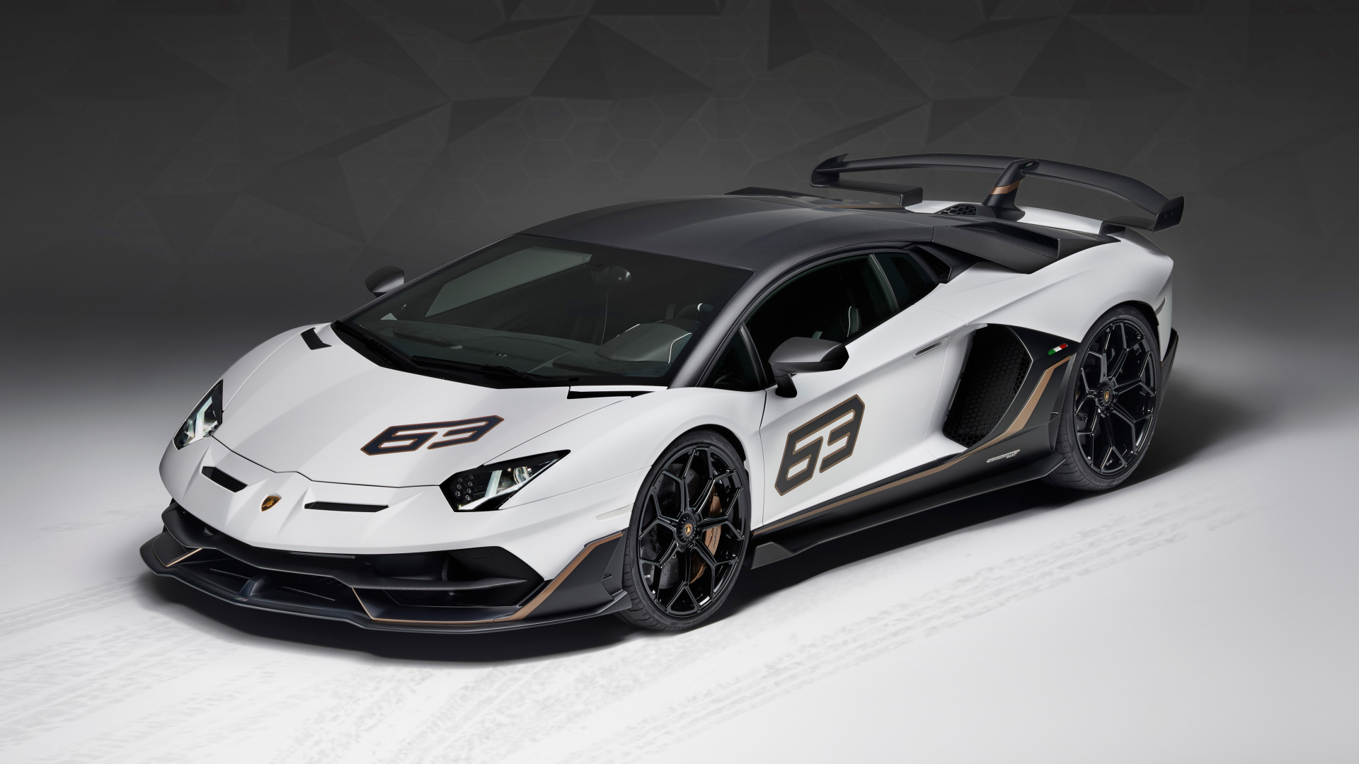 Спортивный автомобиль Lamborghini Aventador SVJ 63, 2018 на сером фоне
