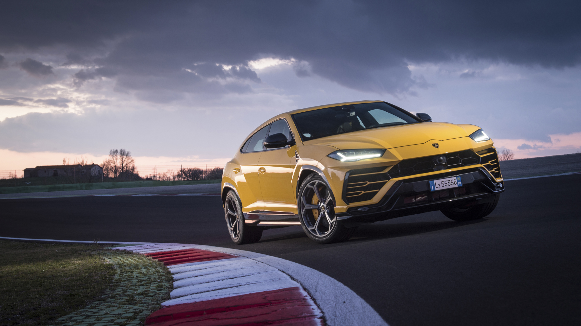 Желтый внедорожник Lamborghini Urus  едет по дороге