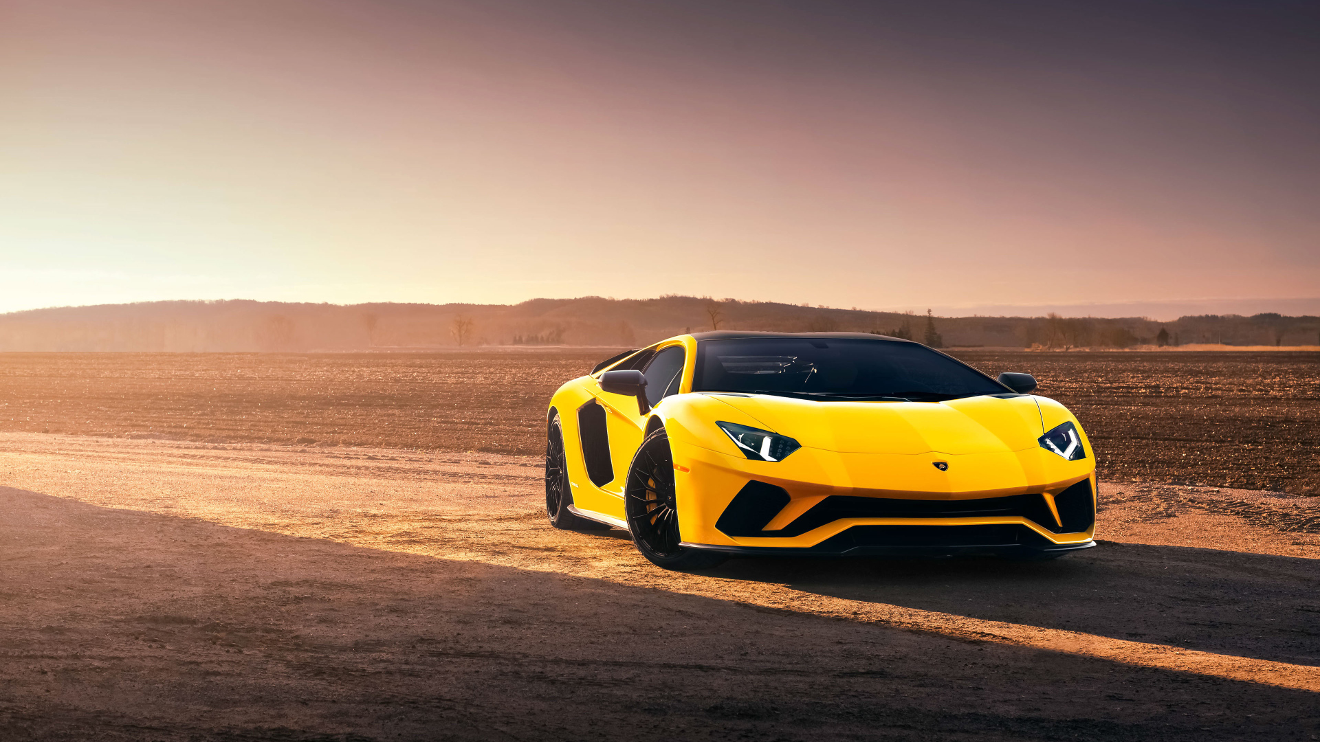 Желтый спортивный автомобиль Lamborghini Aventador S в лучах солнца