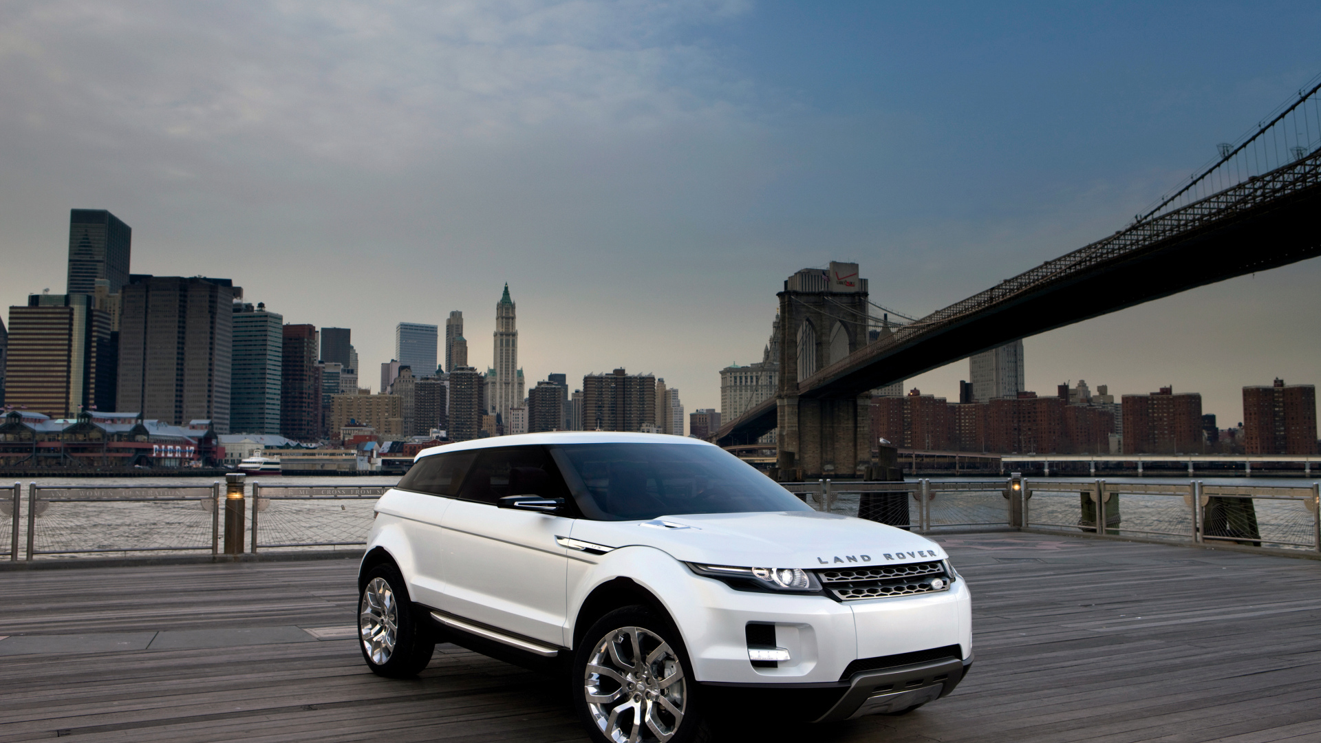 Белый внедорожник Range Rover LRX, 2019