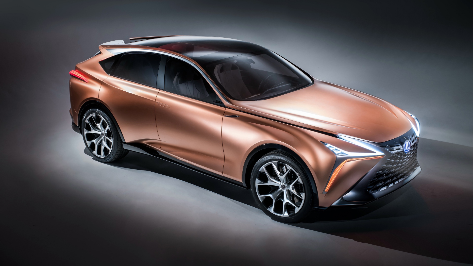 Автомобиль Lexus LF 1, 2018 на сером фоне