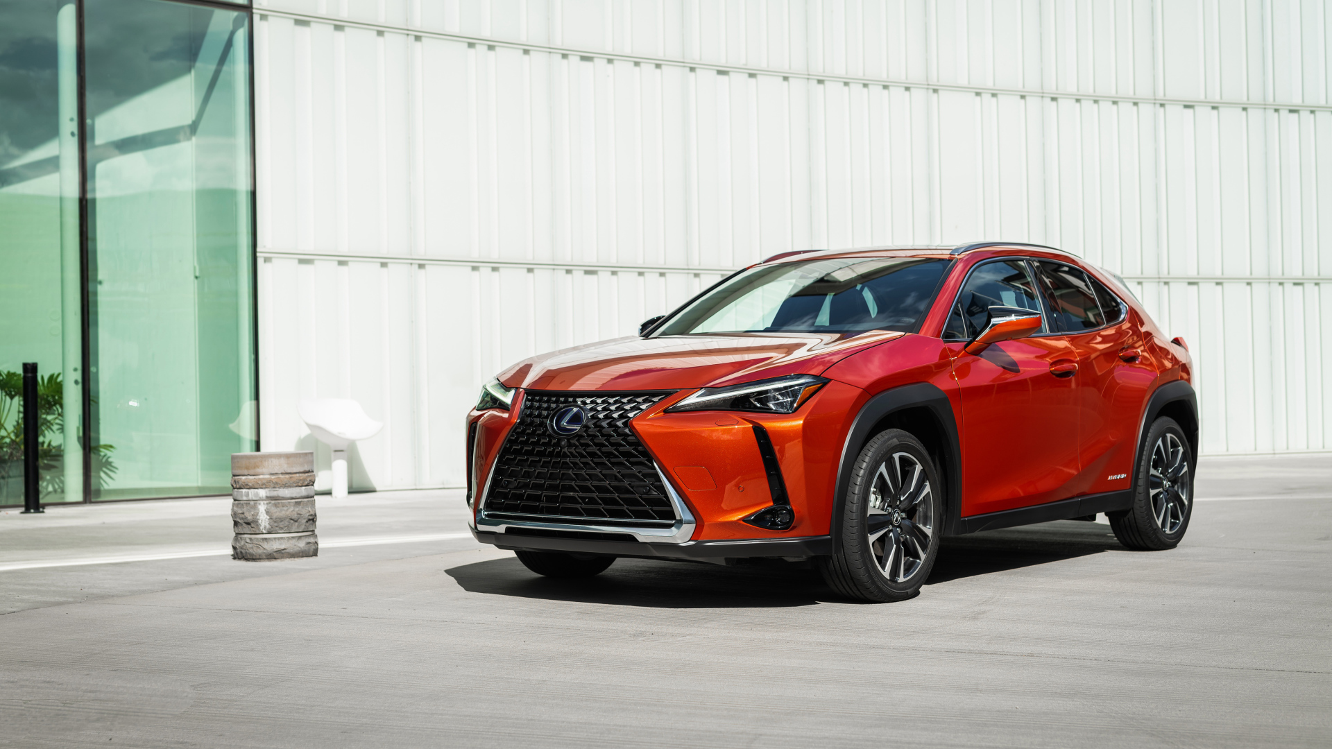 Красный автомобиль Lexus UX 250h, 2019 года