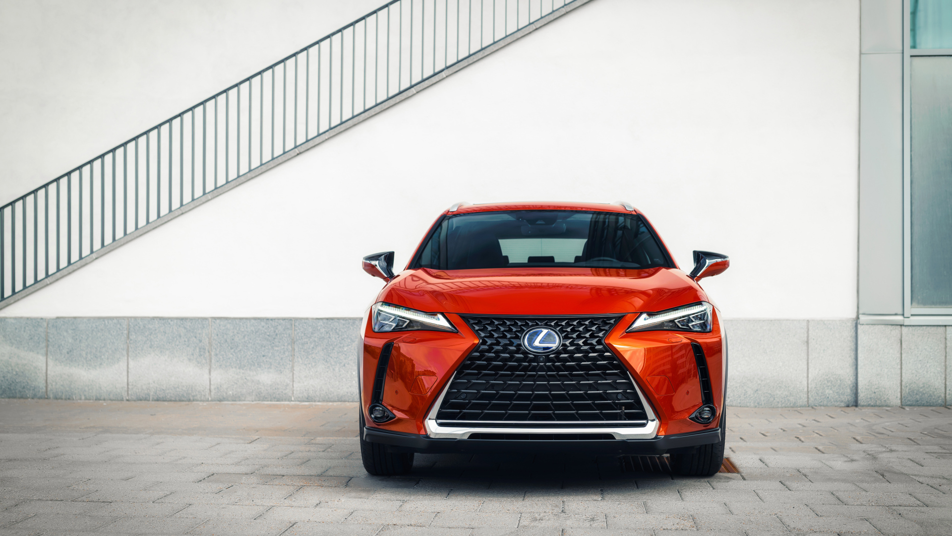Красный автомобиль Lexus UX 250h, 2019 года вид спереди