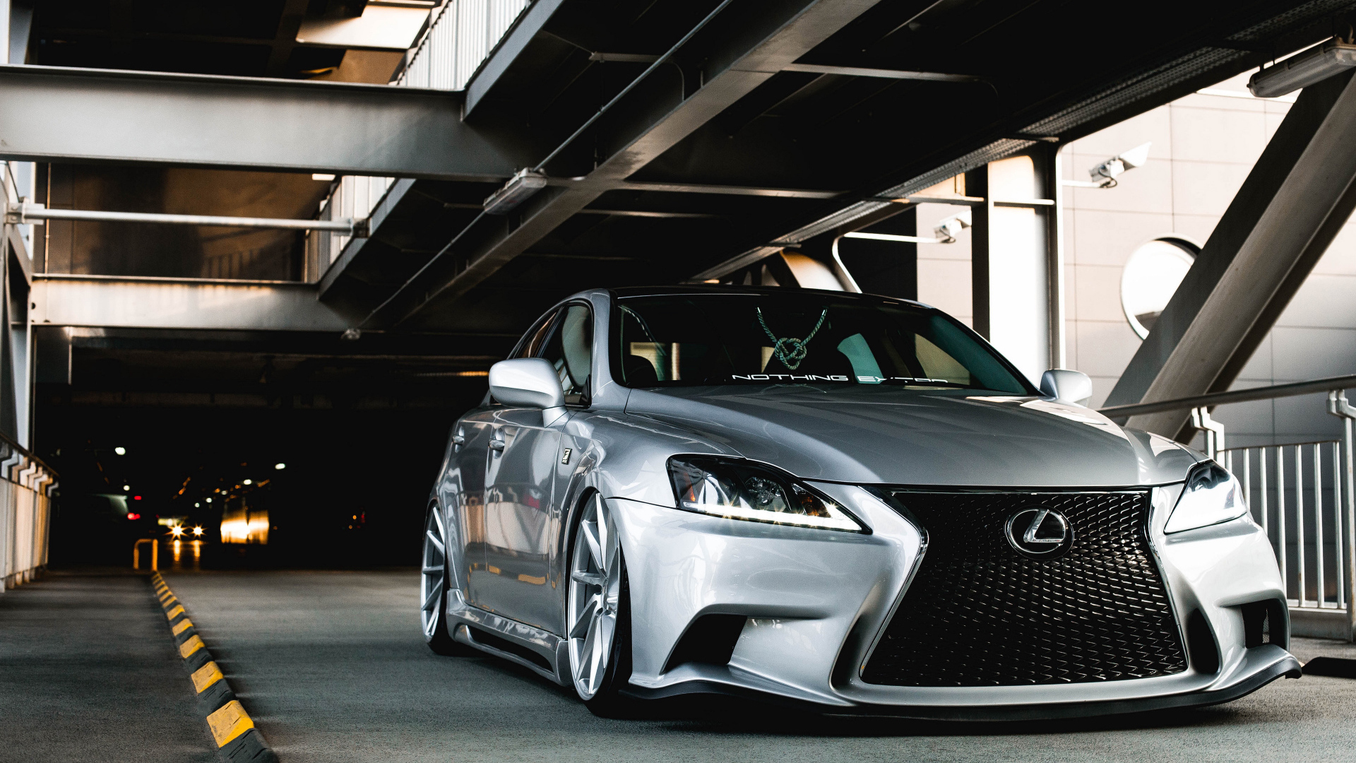 Серебристый автомобиль Lexus IS в тоннеле 