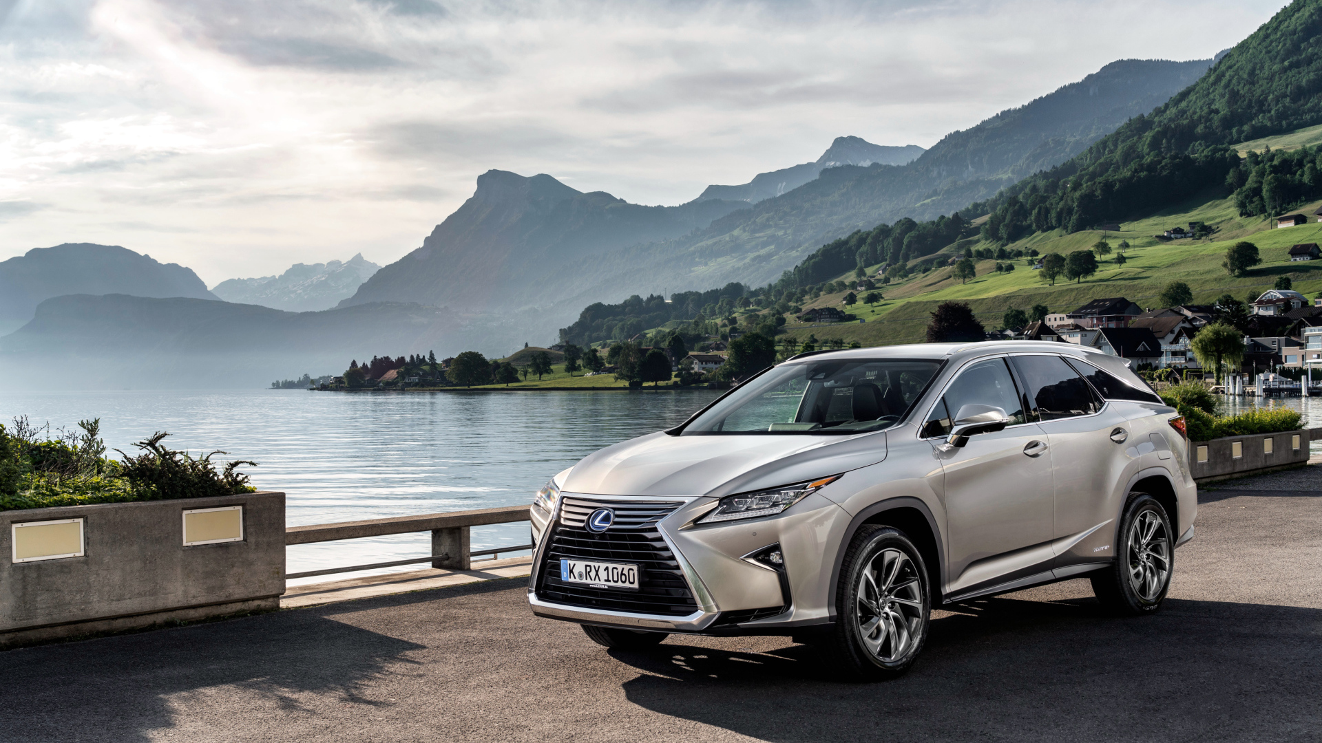 Серебристый автомобиль  Lexus RX на фоне воды