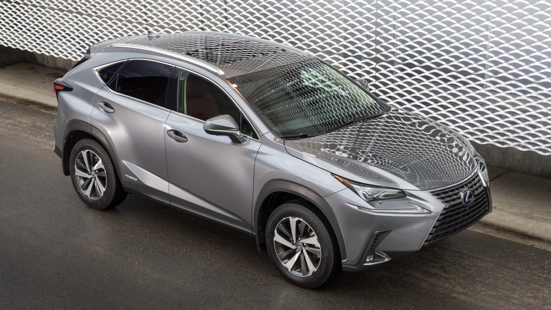 Серебристый автомобиль внедорожник  Lexus NX