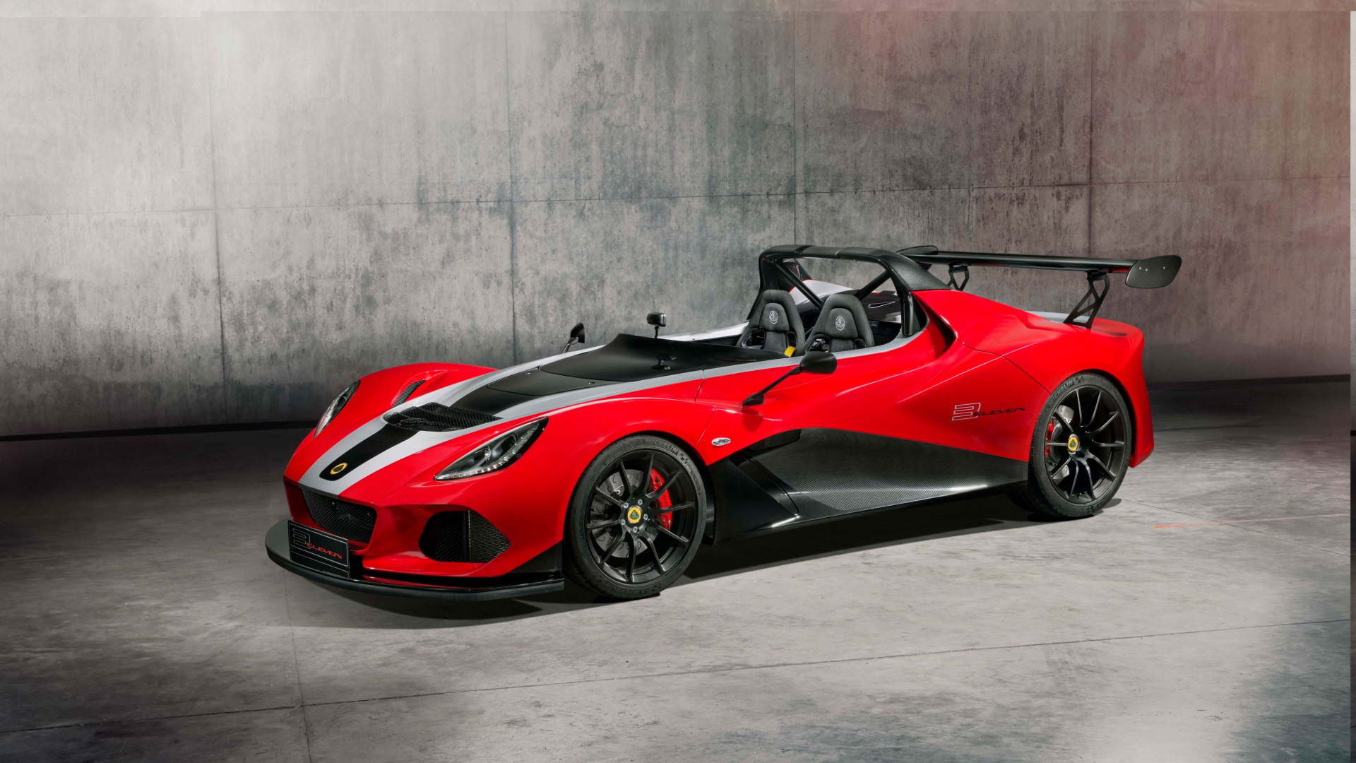Красный гоночный автомобиль Lotus 3 Eleven 430