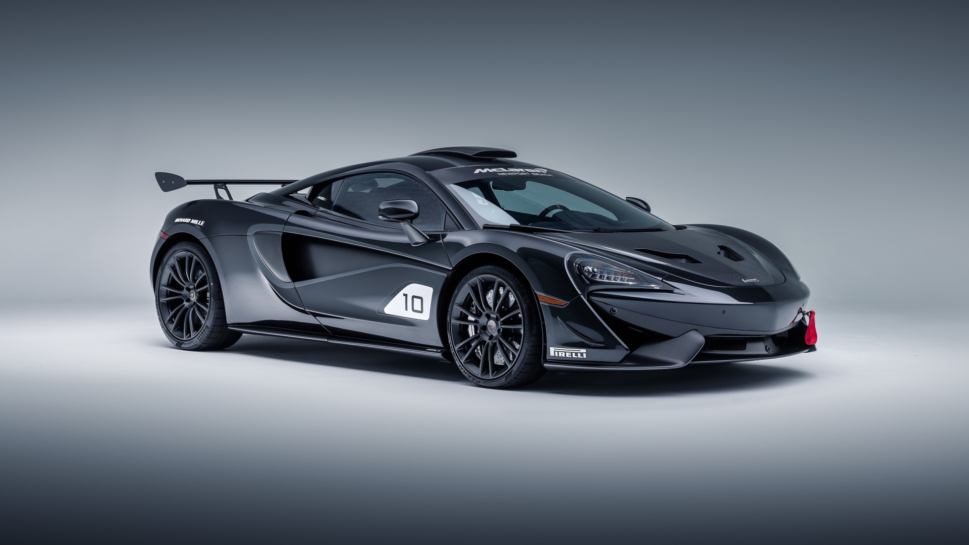 Черный гоночный автомобиль McLaren MSO X, 2018