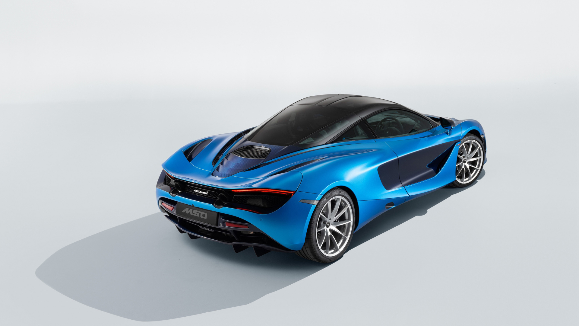 Голубой быстрый автомобиль McLaren 720S, 2018 года вид сзади