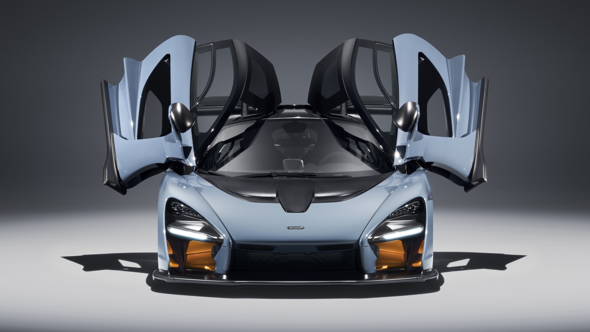 Автомобиль McLaren Senna, 2018 с открытыми дверями