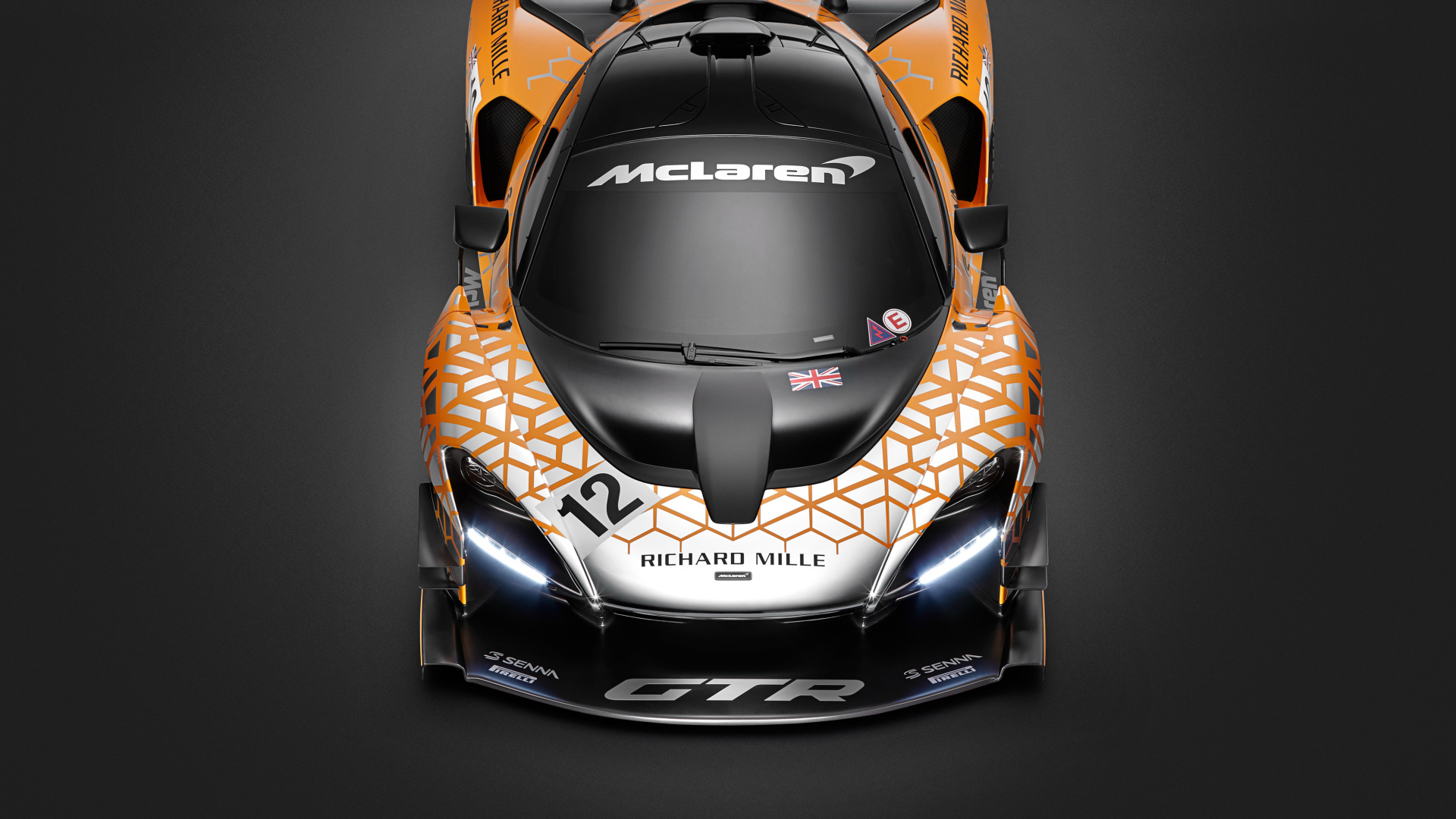 Гоночный автомобиль McLaren Senna GTR, 2018 на сером фоне