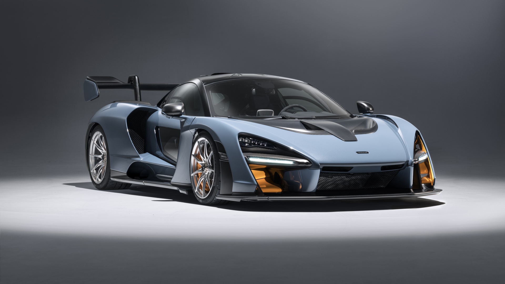 Серебристый спортивный автомобиль McLaren Senna, 2018
