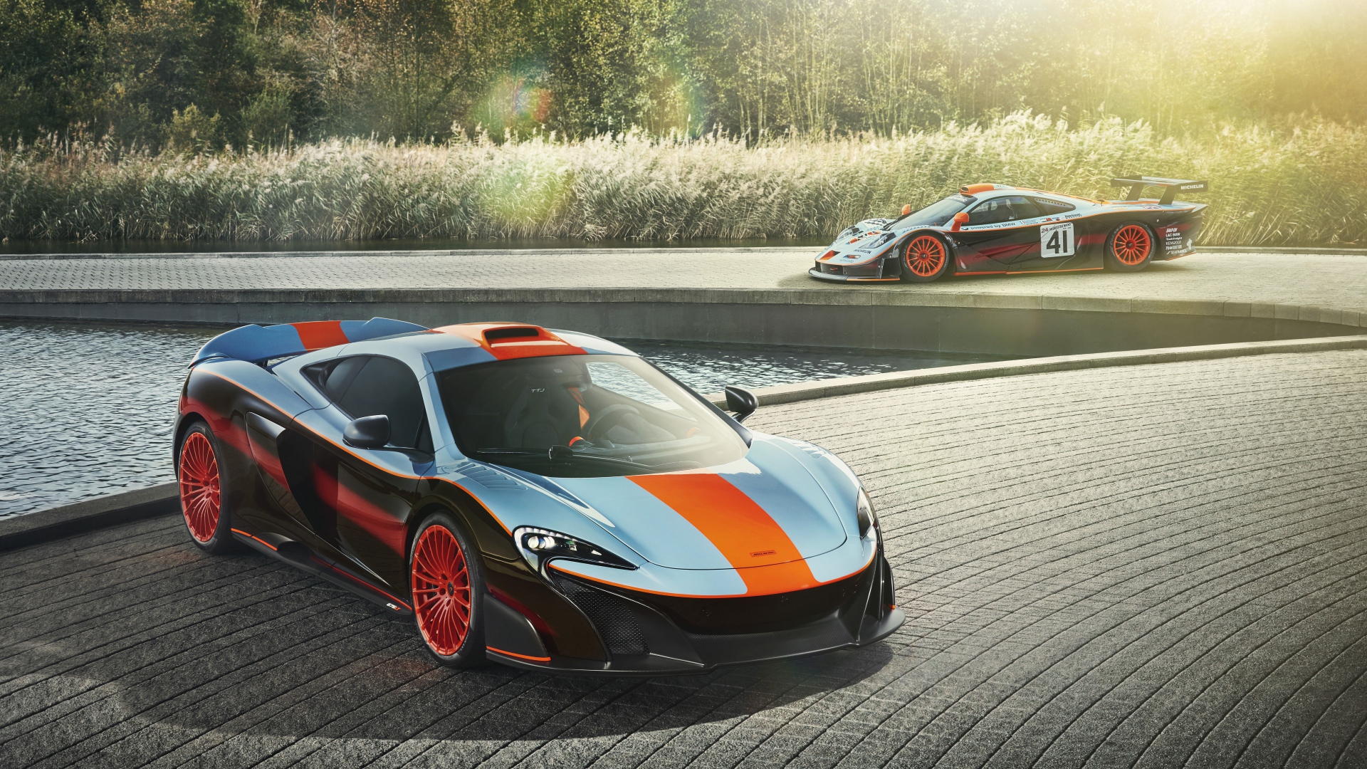 Спортивный McLaren MSO 675LT Gulf Racing Theme 2018 у воды