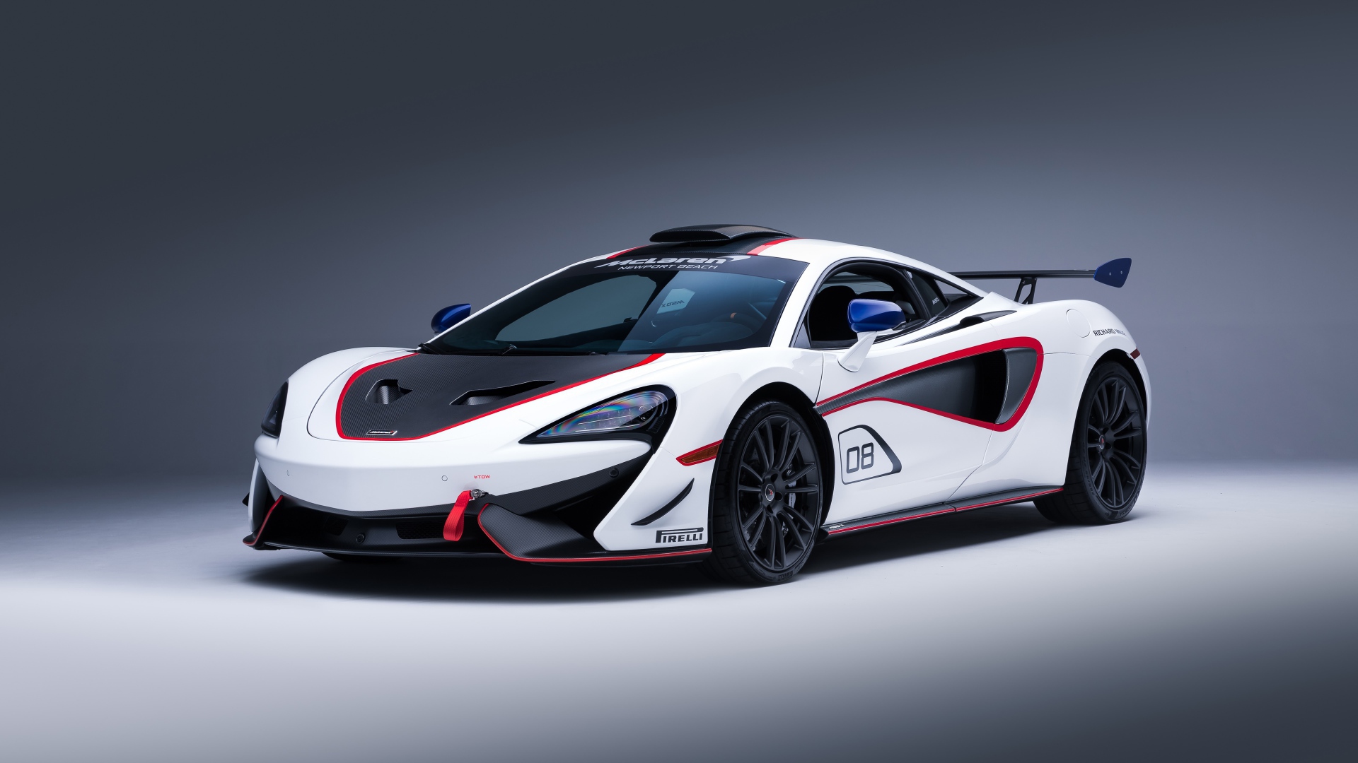 Спортивный автомобиль McLaren MSO X, 2018 на сером фоне