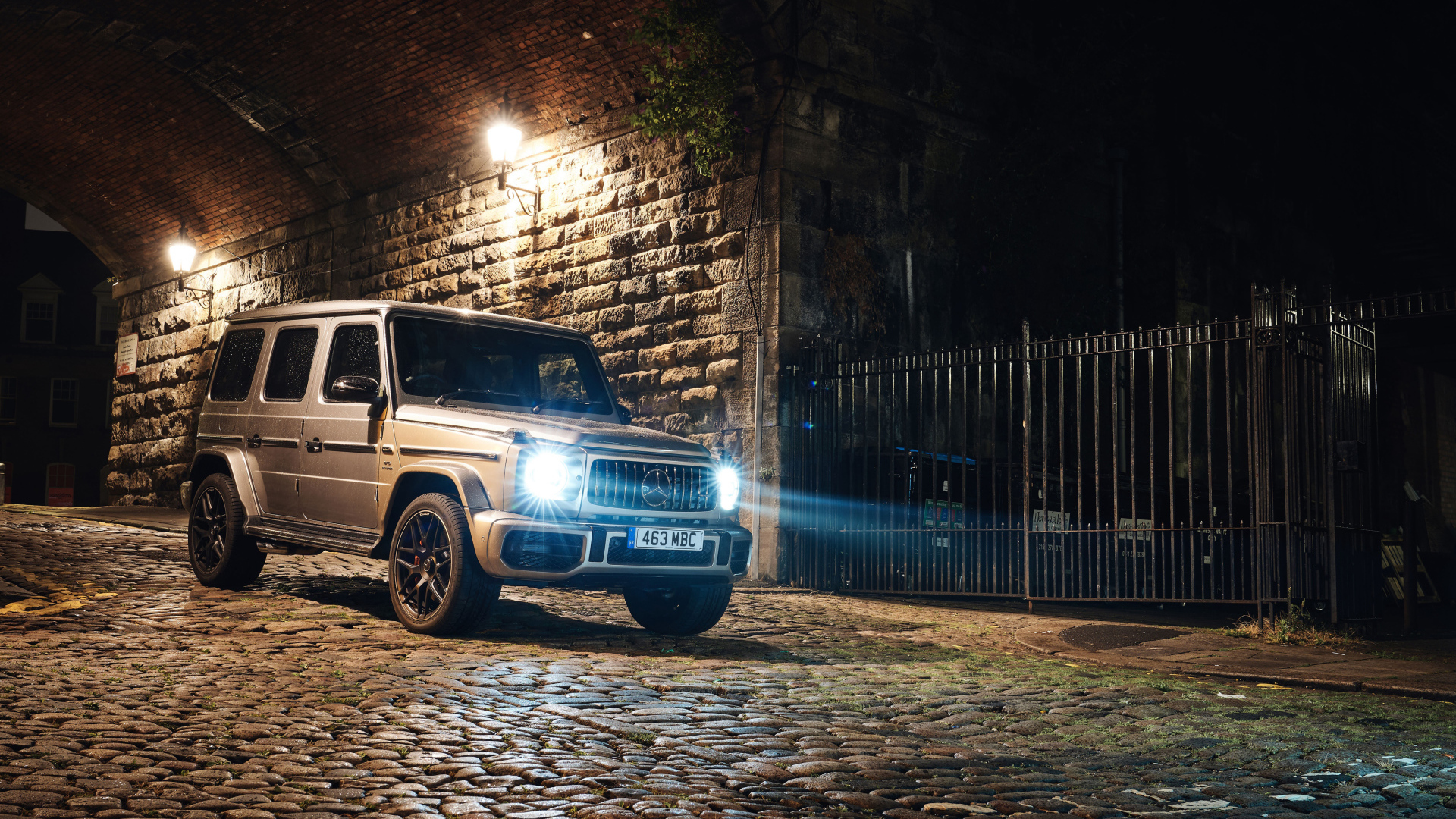 Внедорожник Mercedes G 63 2018 года с включенными фарами