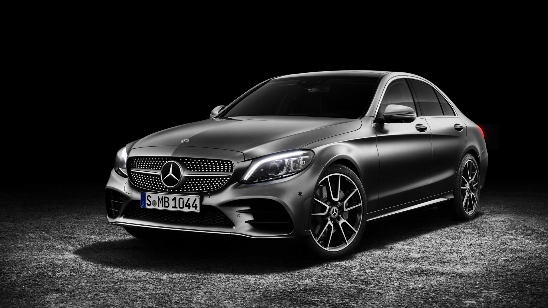 Серебристый автомобиль Mercedes-Benz C-Class 2019 года