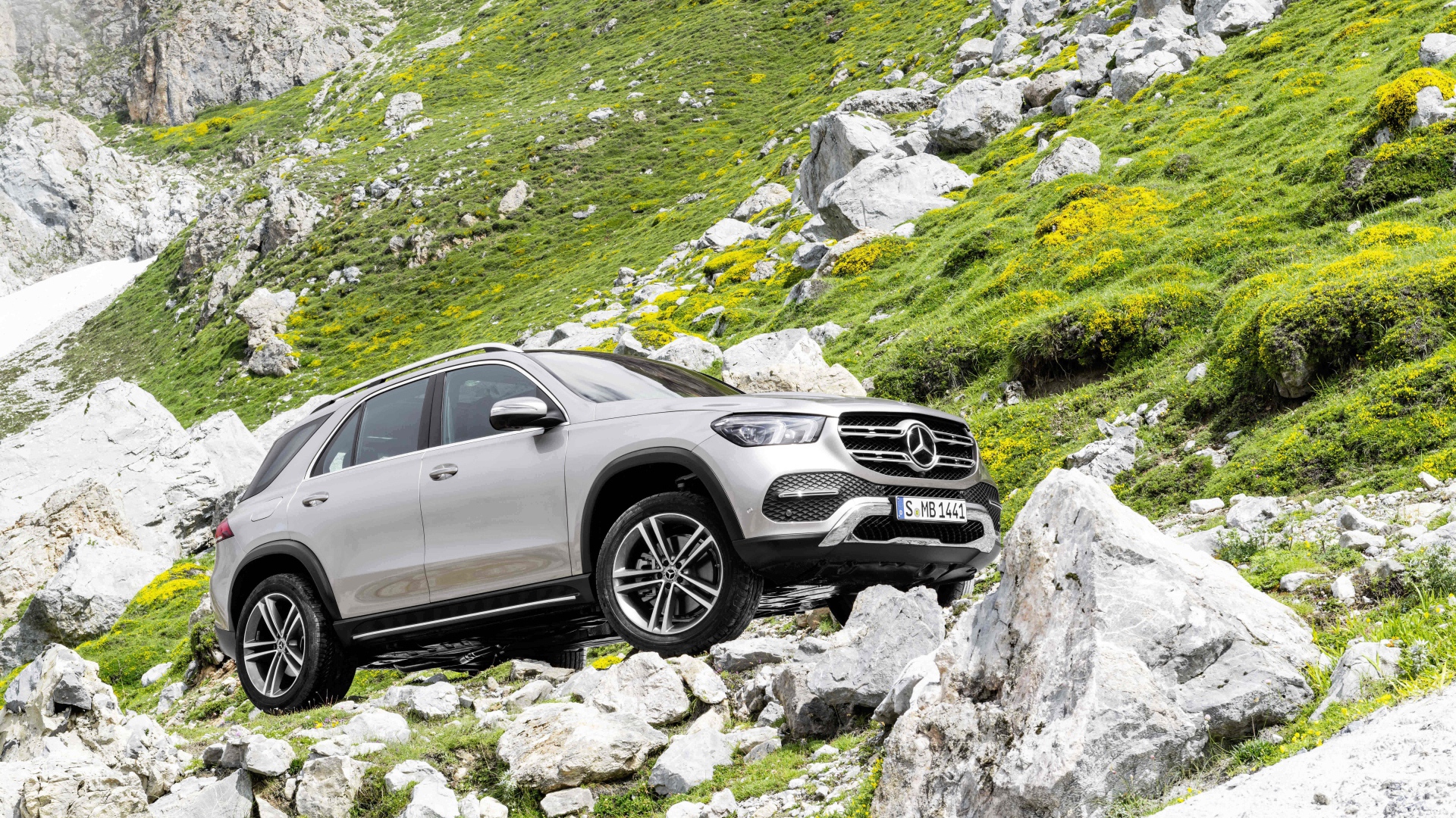 Серебристый внедорожник Mercedes-Benz GLE, 2019 в горах 