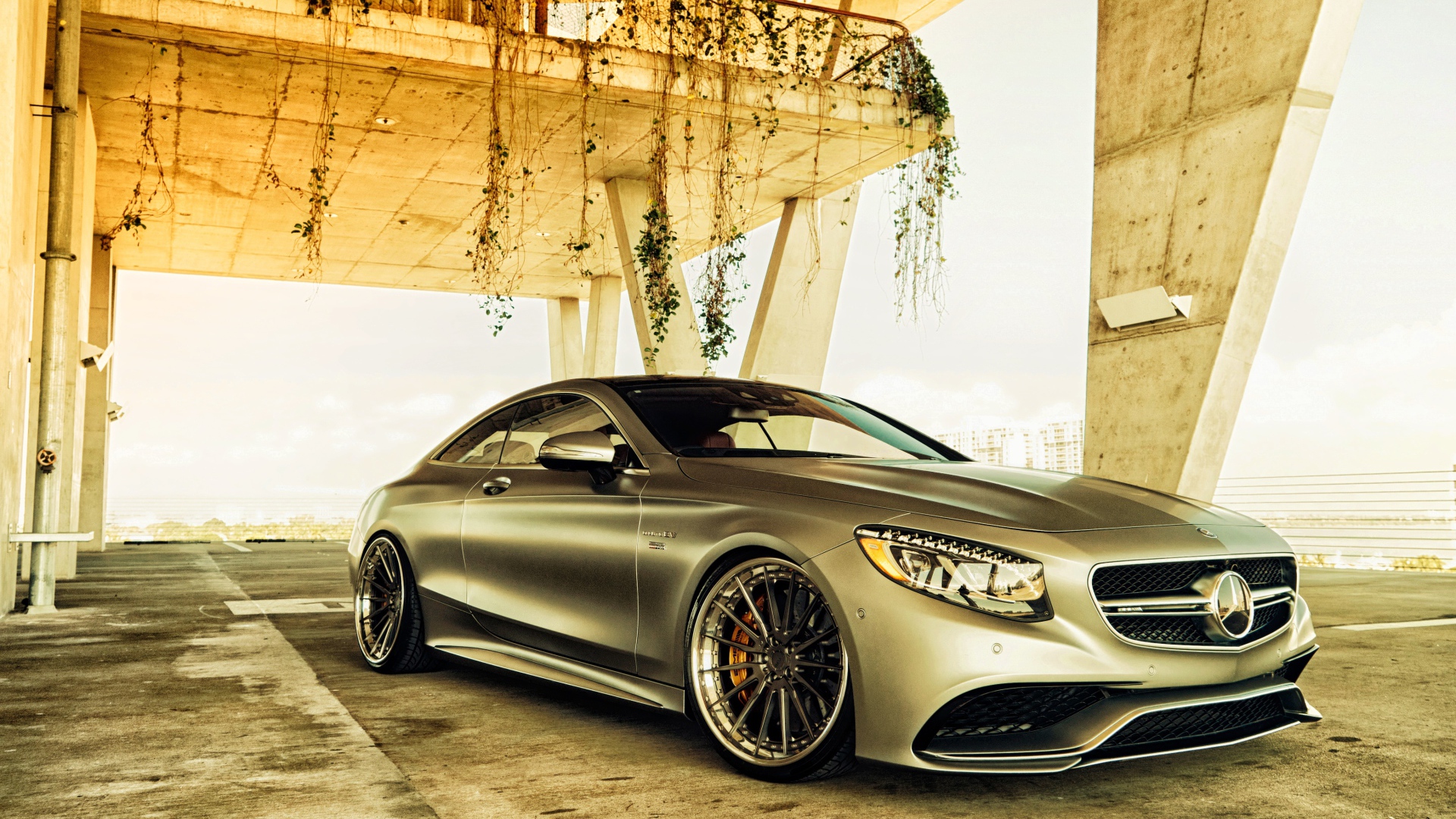 Серебристый автомобиль Mercedes-Benz S-Class