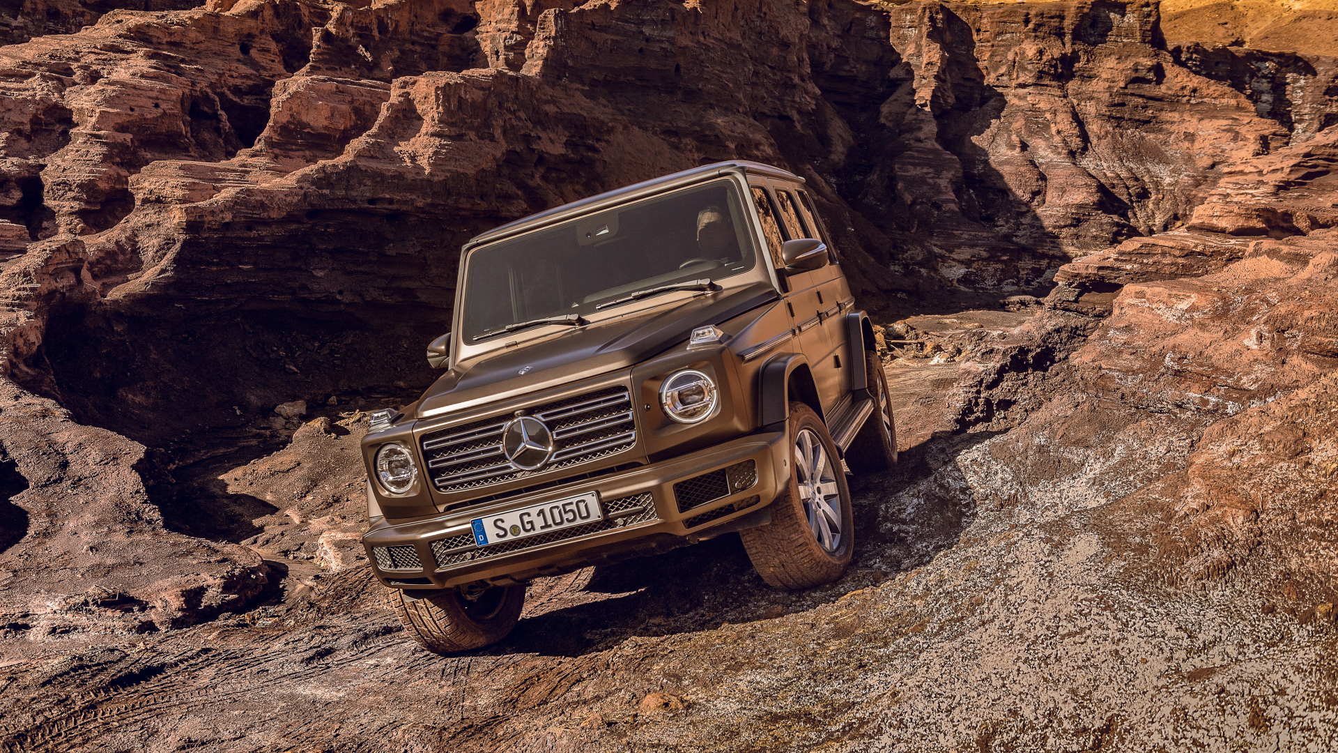 Большой дорогой автомобиль Mercedes Benz G 500, 2018 в горах