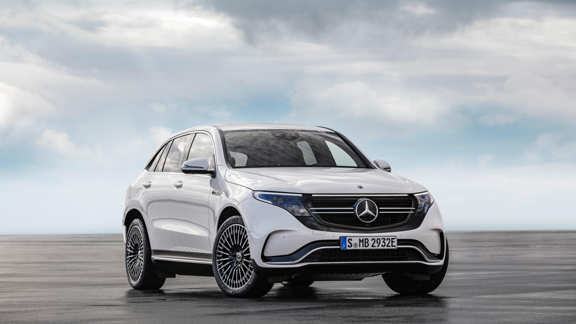 Белый автомобиль Mercedes-Benz EQC, 2020 года на фоне неба