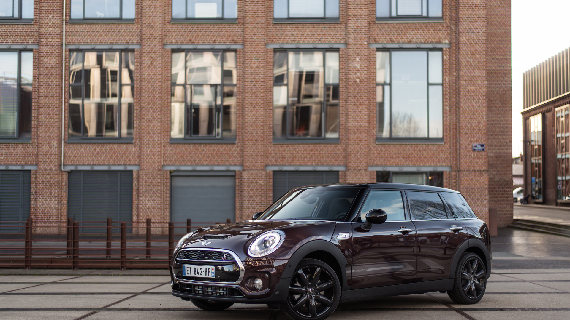 Бордовый компактный автомобиль MINI Cooper S, 2018