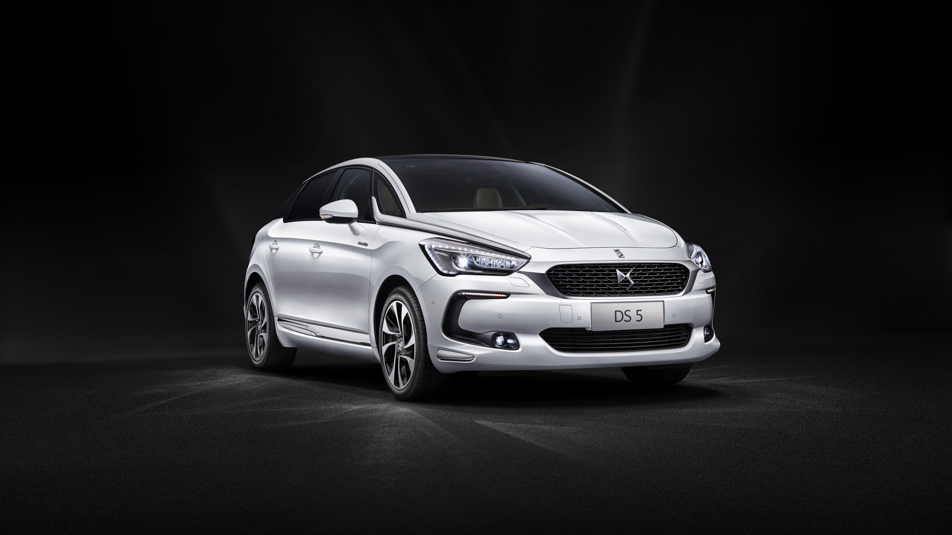 Серебристый автомобиль DS 5 Prestige на черном фоне