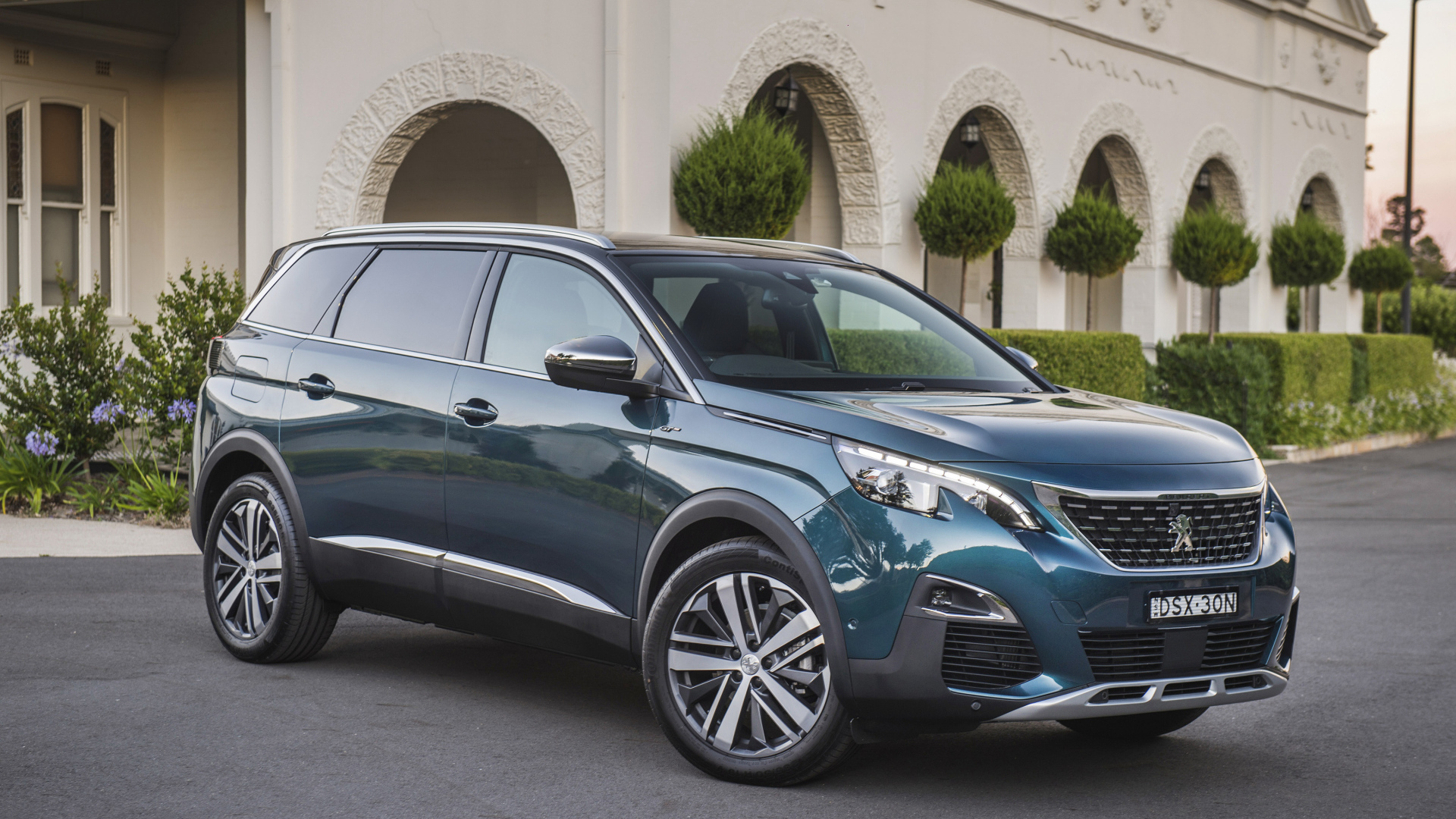 Внедорожник Peugeot  5008 GT, 2018 года на фоне здания 