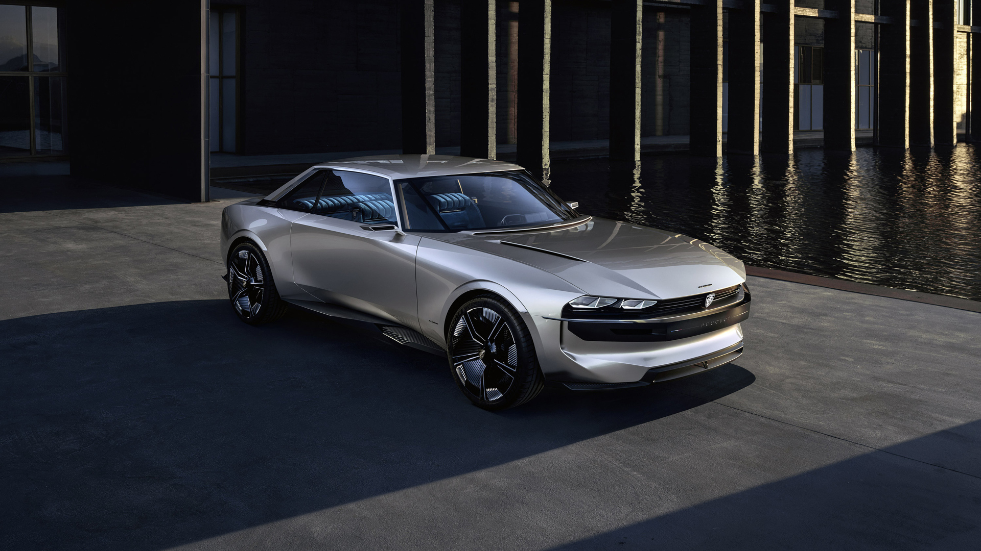 Стильный серебристый автомобиль Peugeot e-Legend Concept, 2018