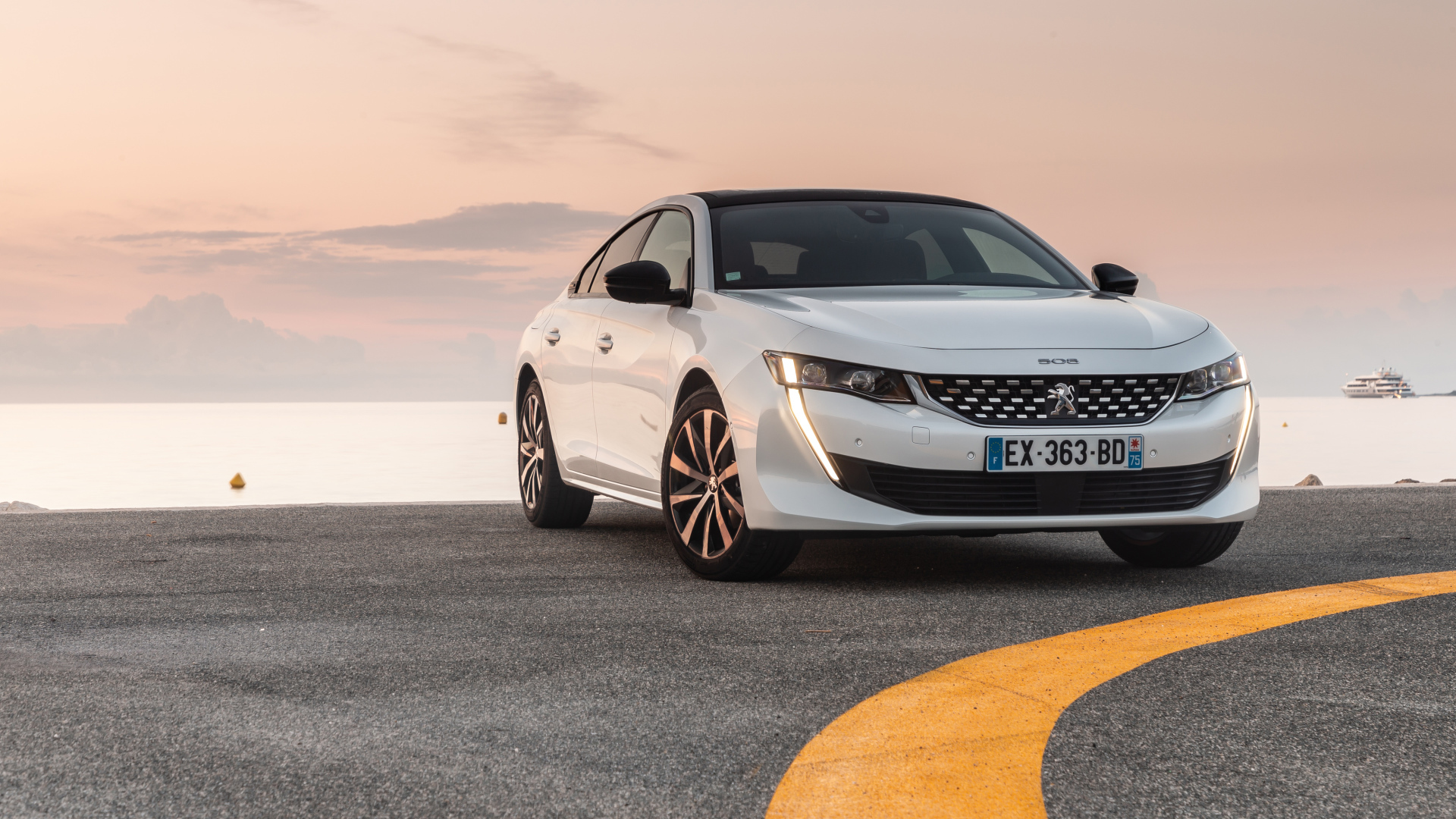 Белый автомобиль Peugeot 508 GT Line