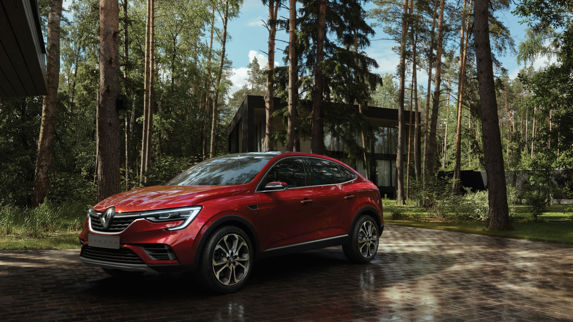 Красный стильный внедорожник Renault Arkana, 2018 года в лесу