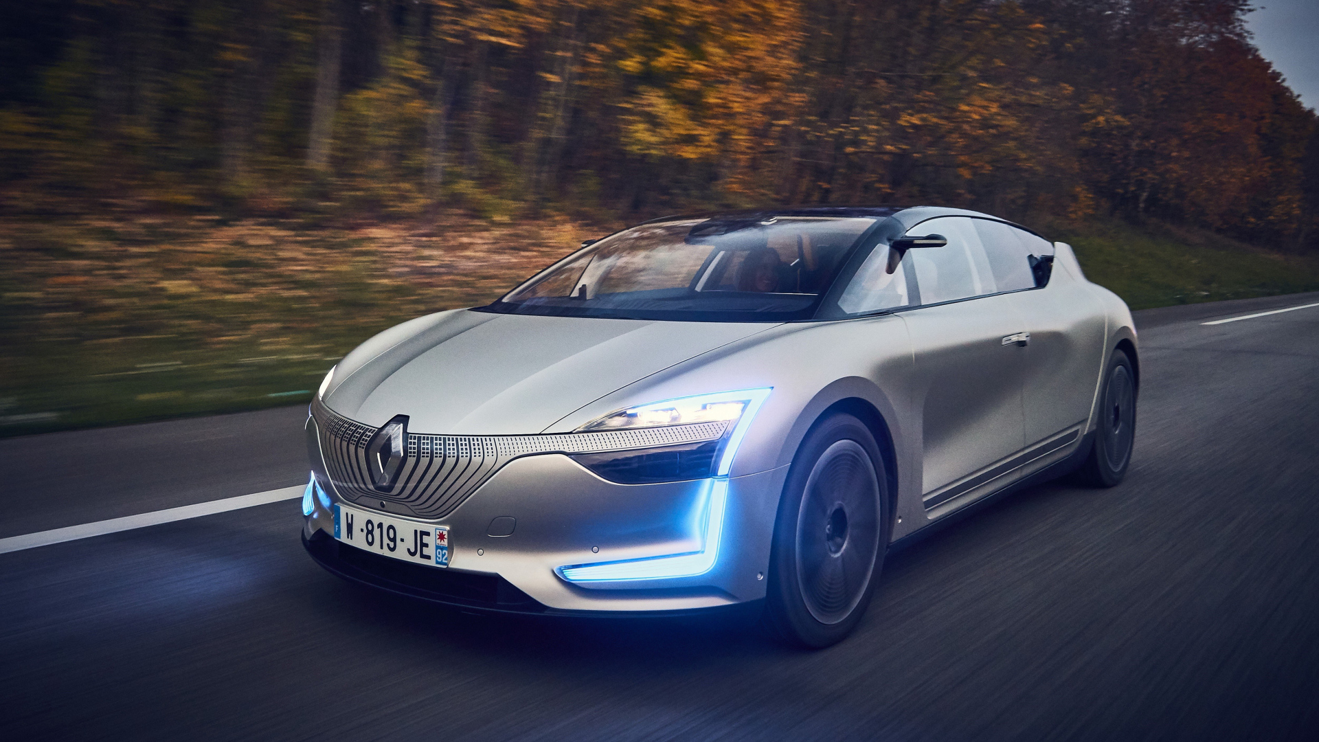 Серебристый электромобиль Renault Symbioz Prototype