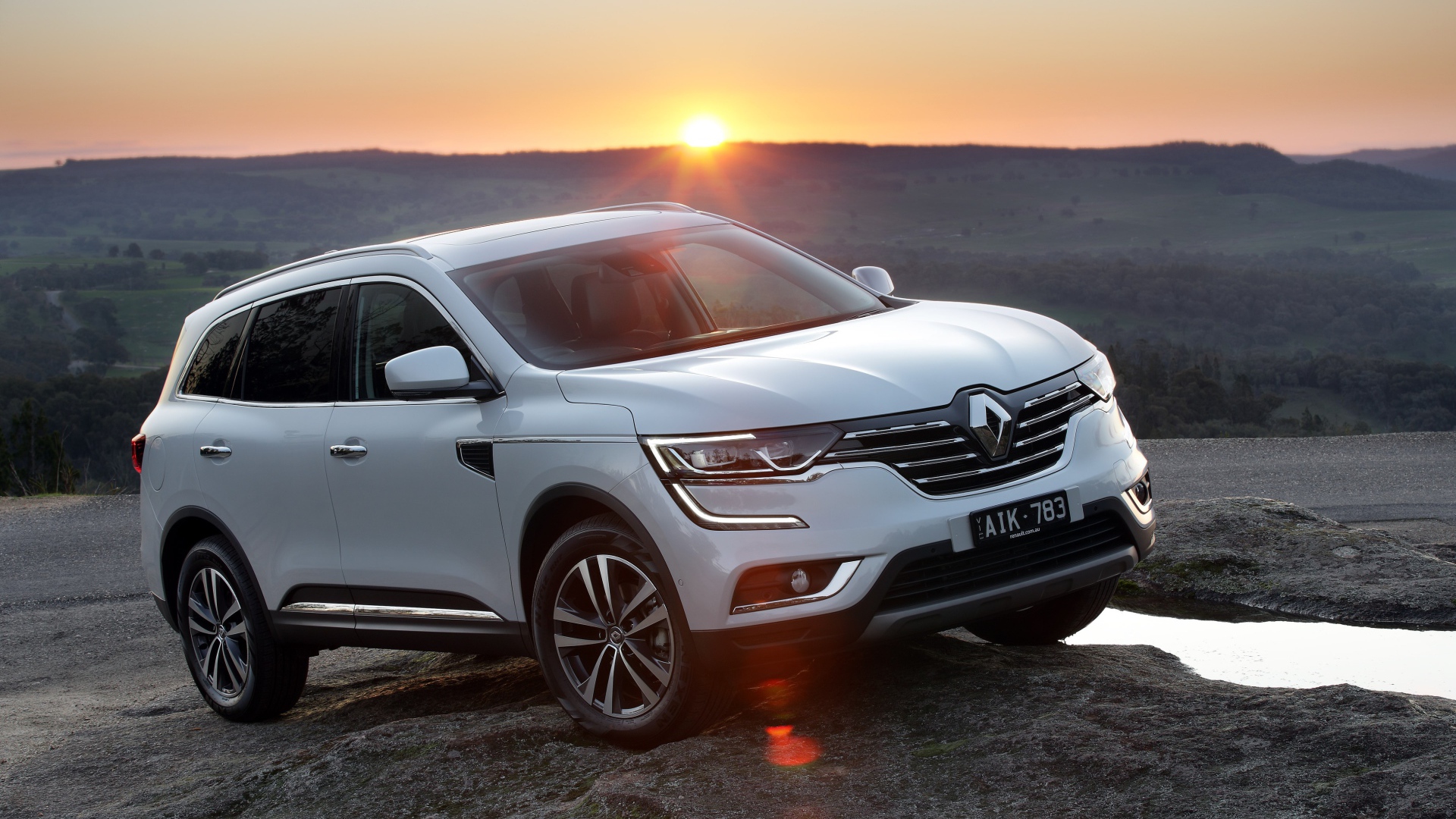 Белый внедорожник Renault Koleos, 2017 на фоне заката