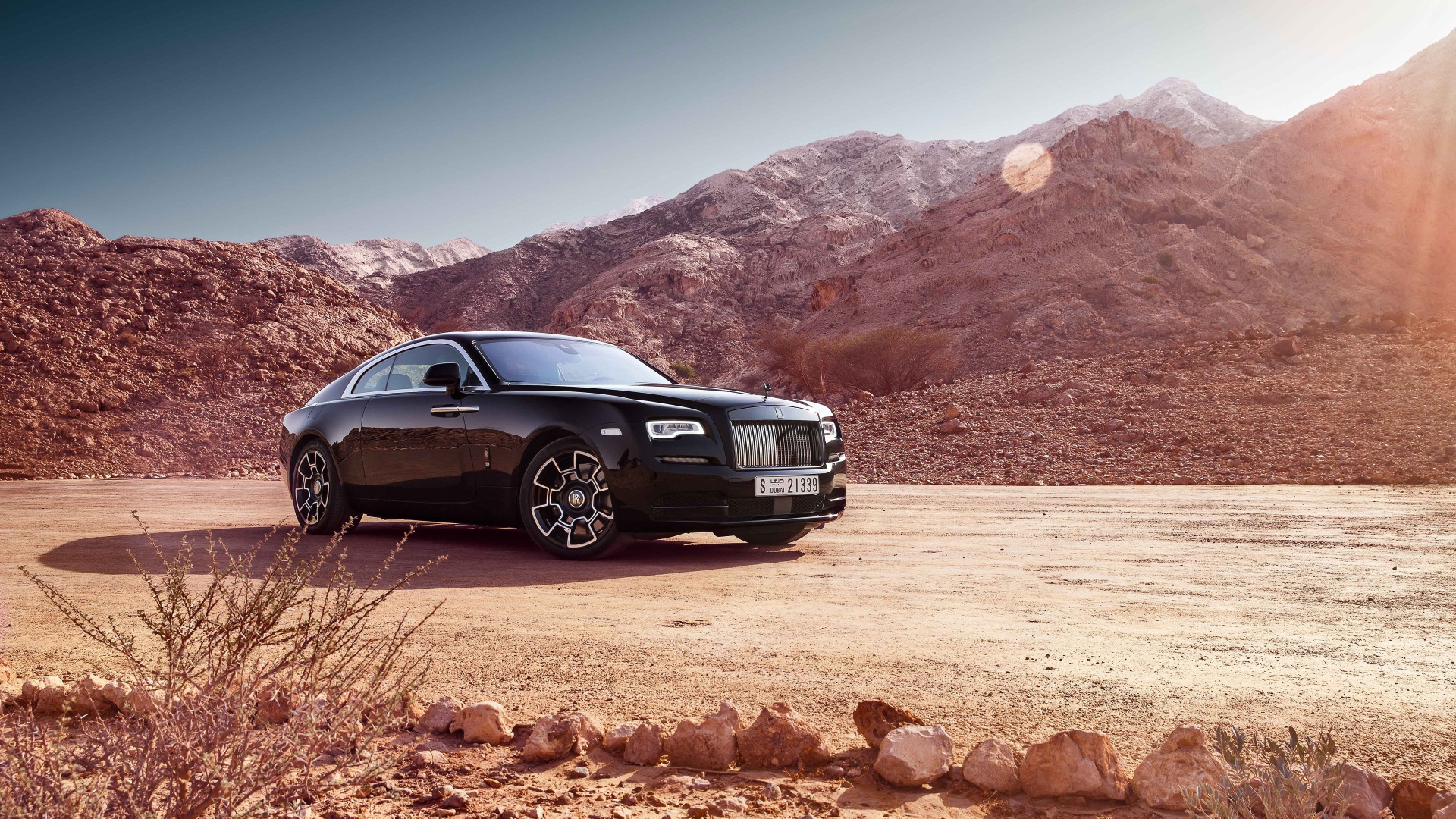 Стильный автомобиль Rolls Royce Wraith Black Badge на фоне гор