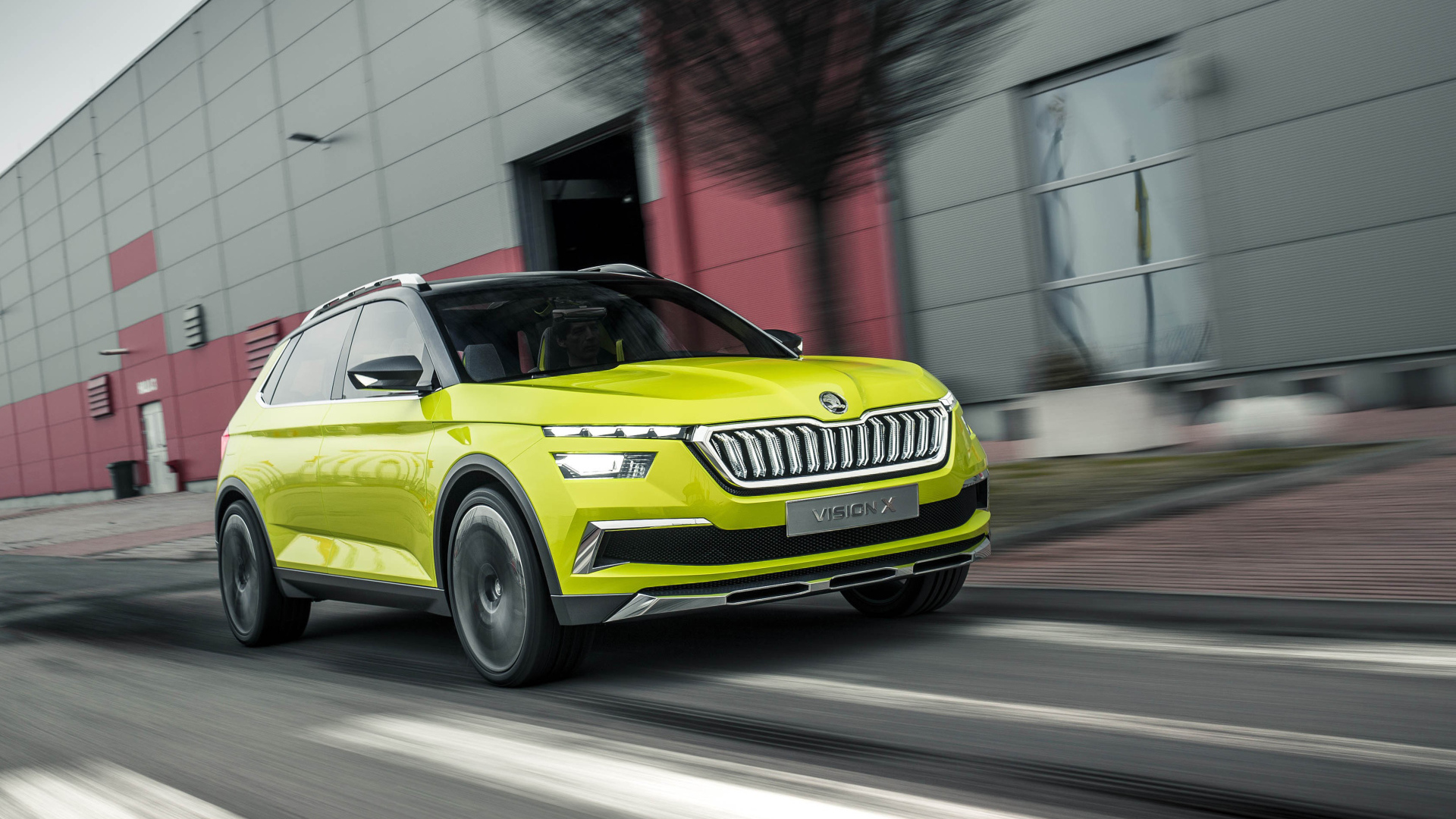 Автомобиль Skoda Vision X, 2018 года в движении