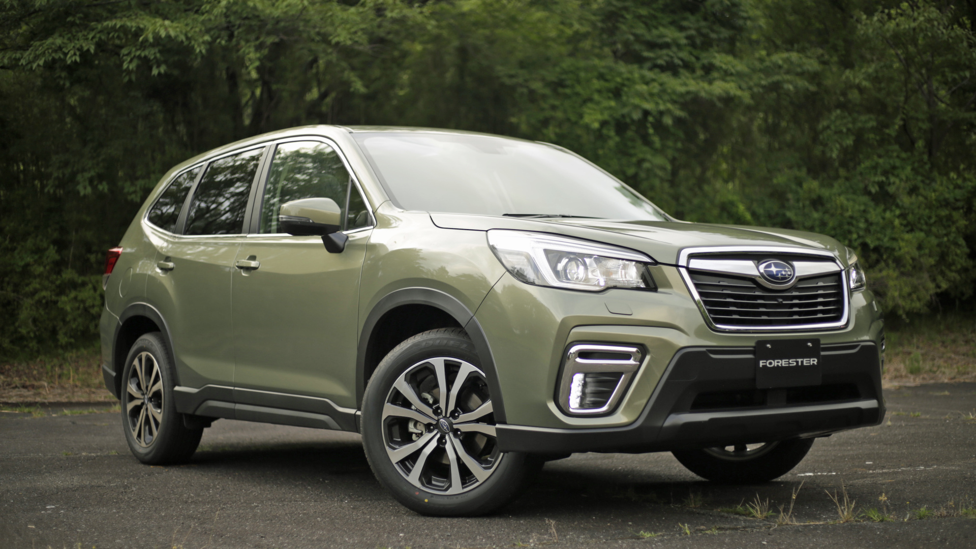 Внедорожник Subaru Forester, 2019 года в лесу